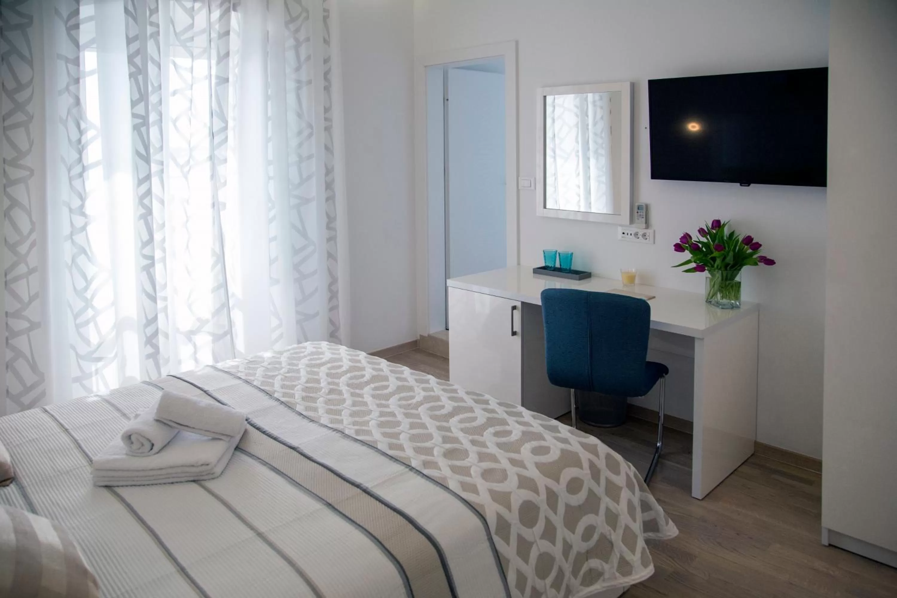 Photo of the whole room, Bed in Luxury rooms Skystar-Split