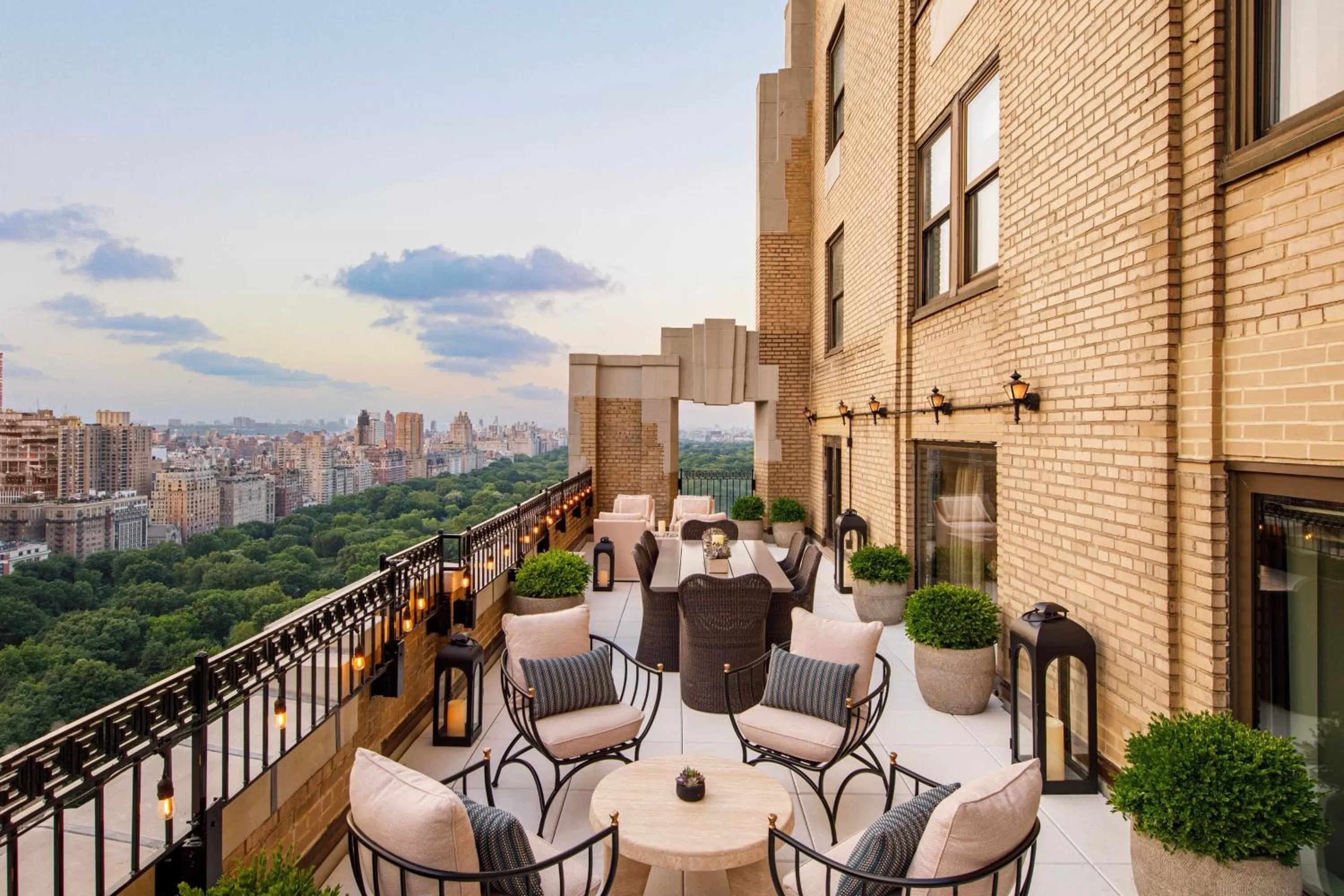 Photo of the whole room in JW Marriott Essex House New York