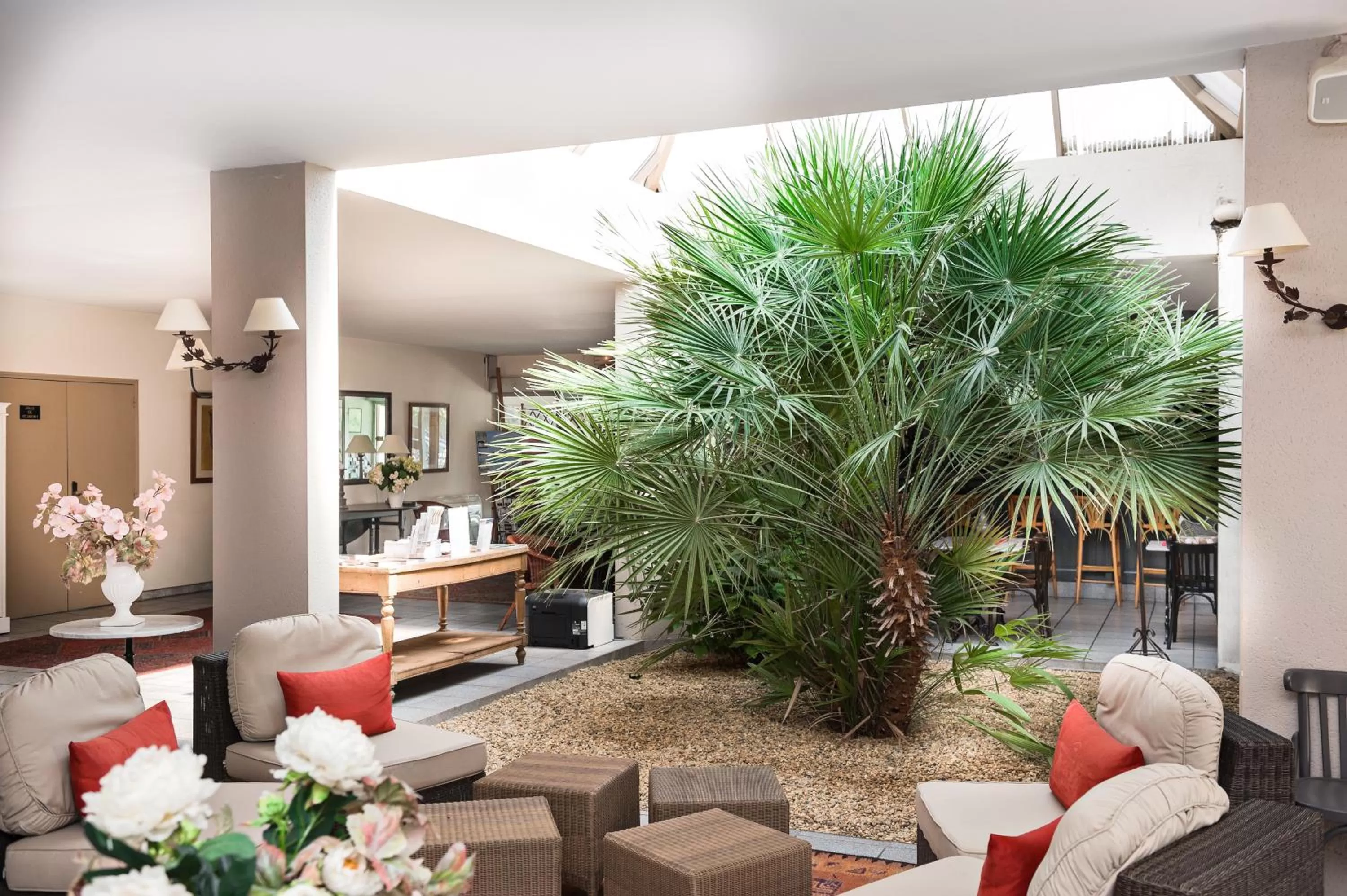 Lounge or bar in Golden Tulip Avignon Le Paradou