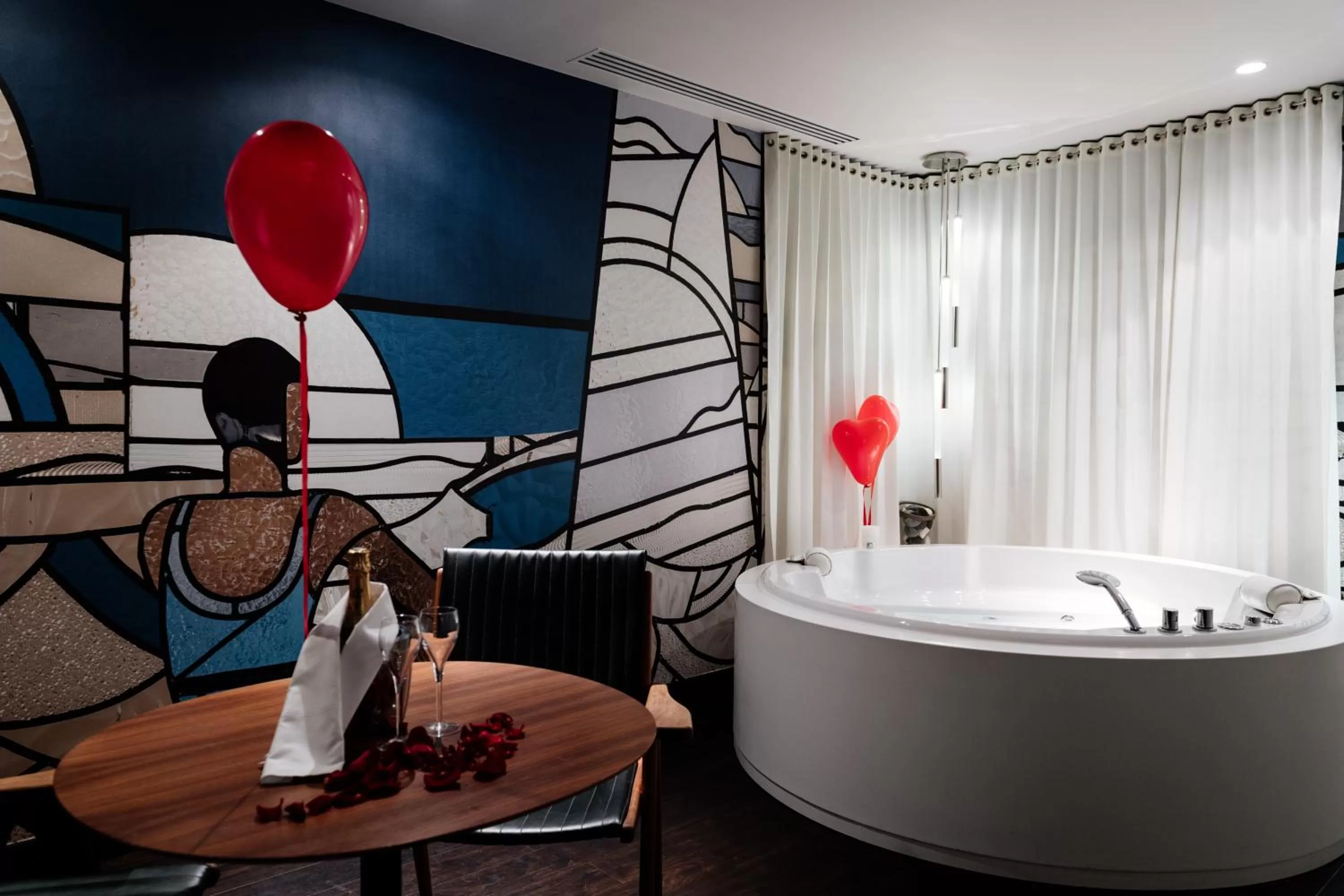 Hot Tub in Molitor Hotel & Spa Paris - MGallery Collection