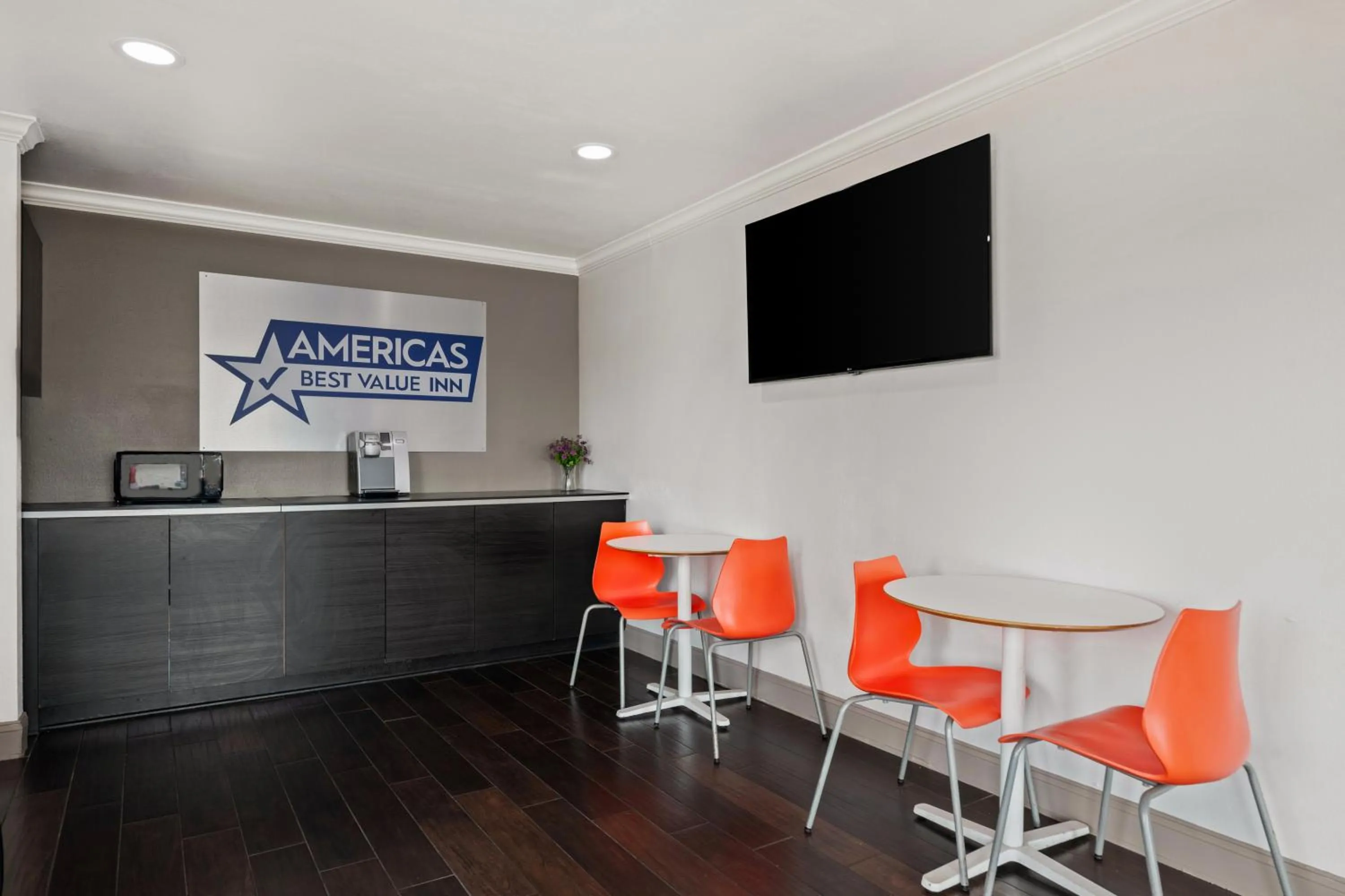 Seating area in Americas Best Value Inn Orlando, FL