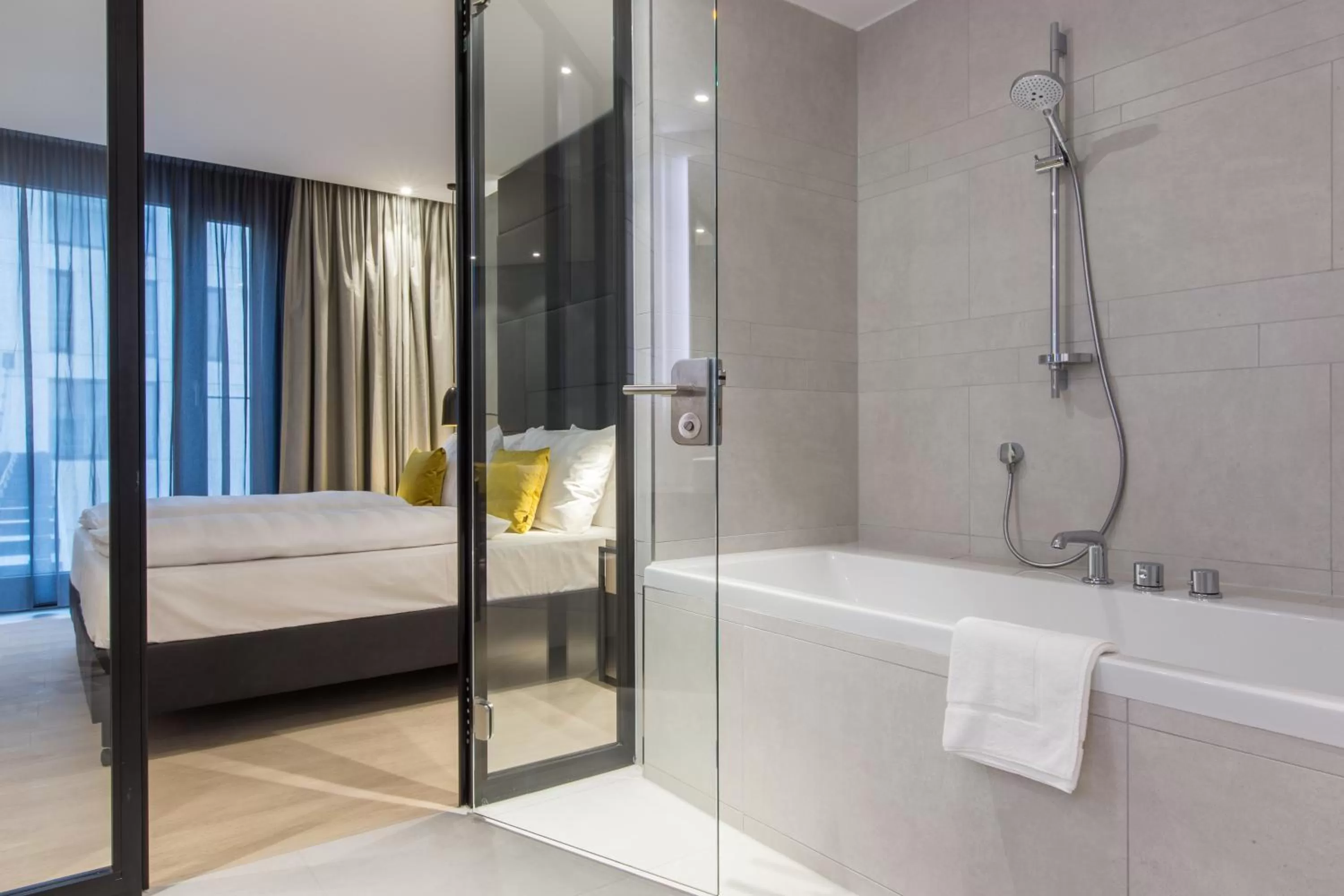 Bathroom, Bed in Radisson Blu Hotel, Mannheim