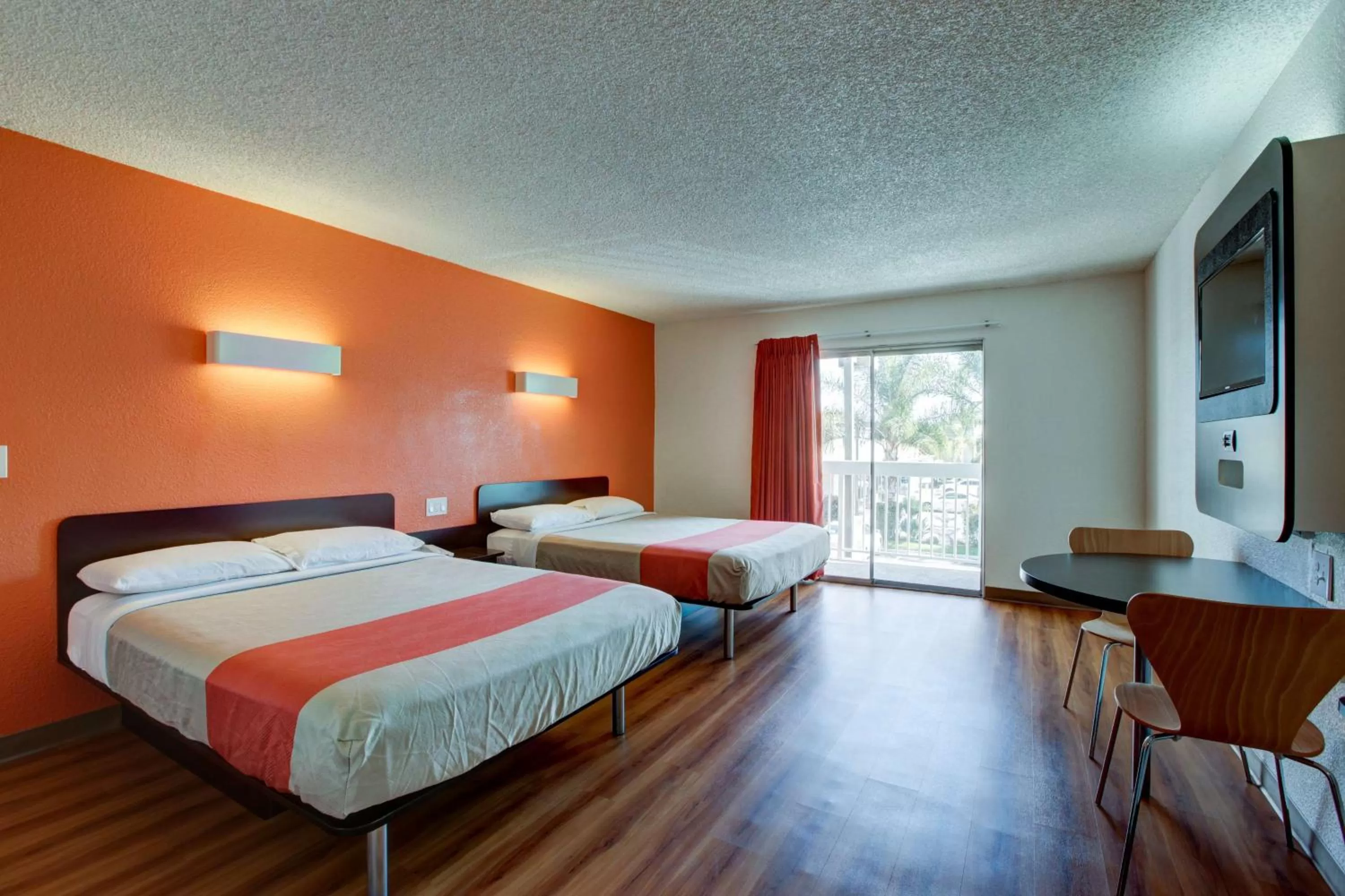 TV and multimedia, Bed in Motel 6-Santa Ana, CA - Irvine - Orange County Airport