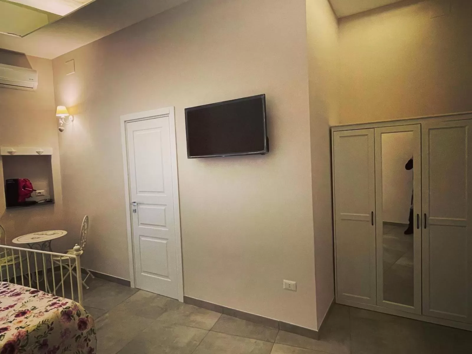 TV/Entertainment Center in Beb la Gemma