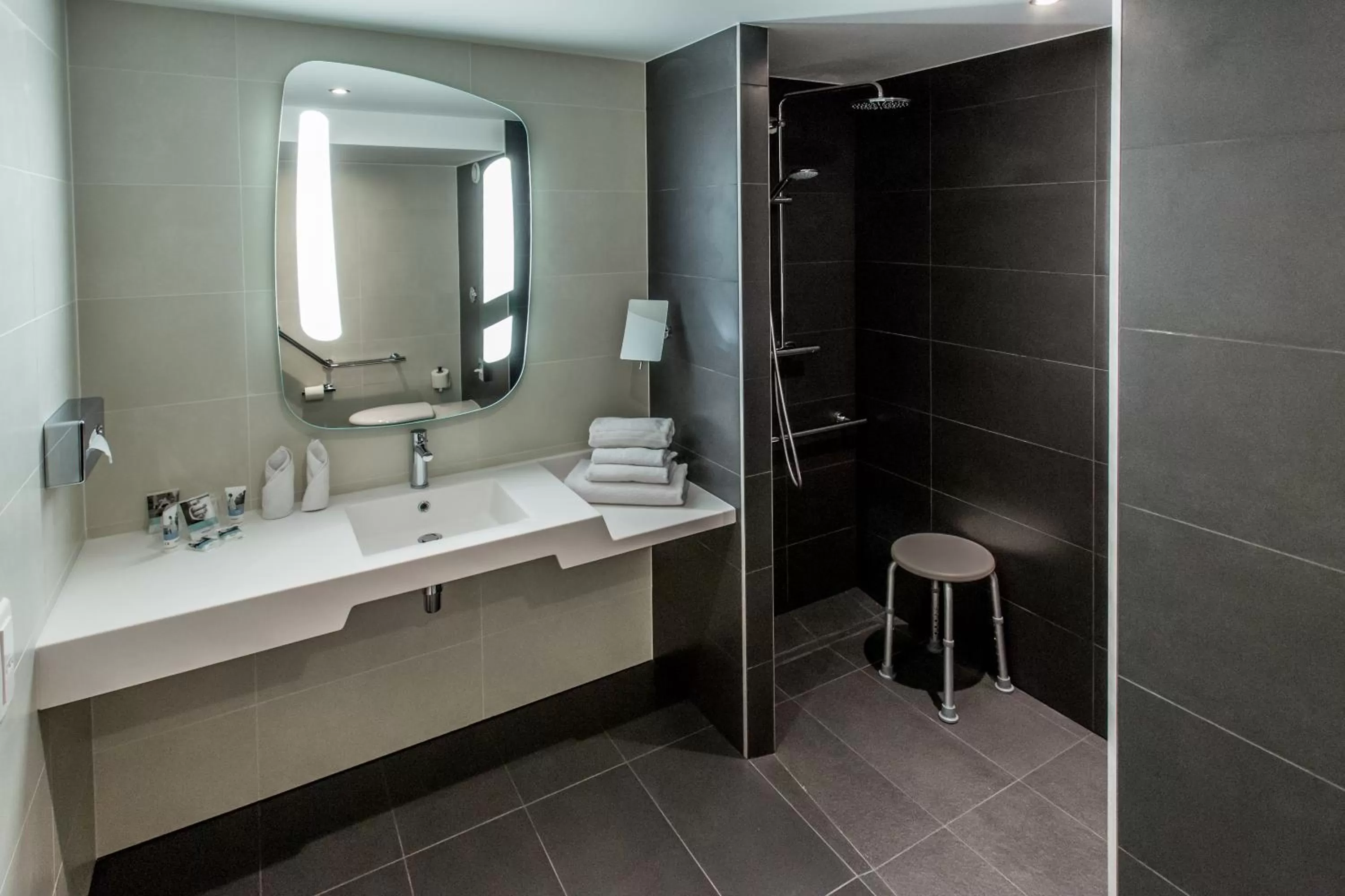 Bathroom in Hotel De Bourbon Grand Hotel Mercure Bourges