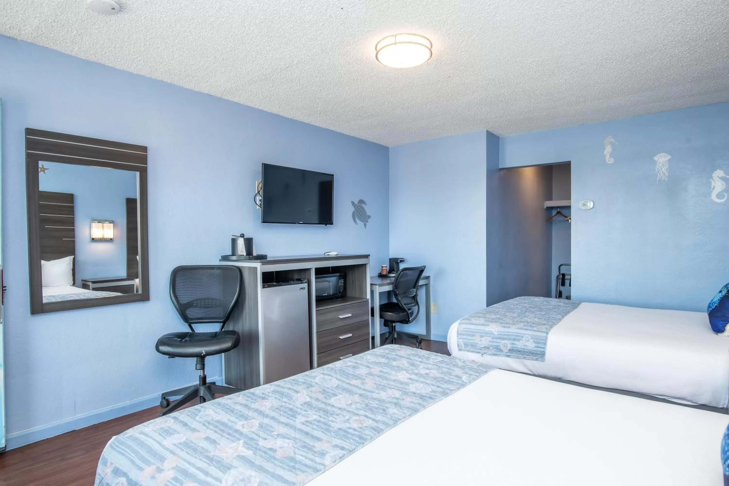 Bed in Aqua Breeze Inn