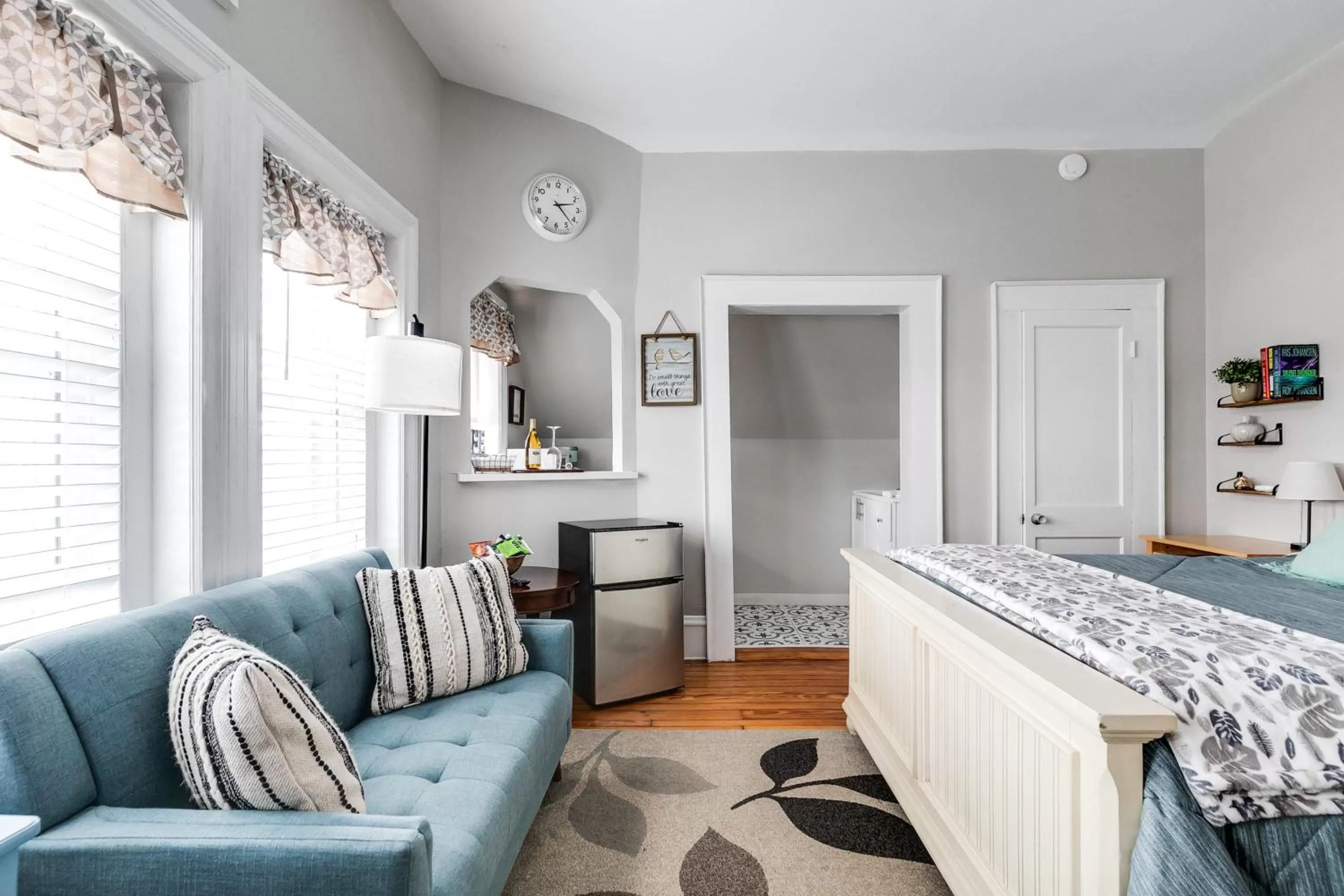 Seating Area in G7 central location museums free parking