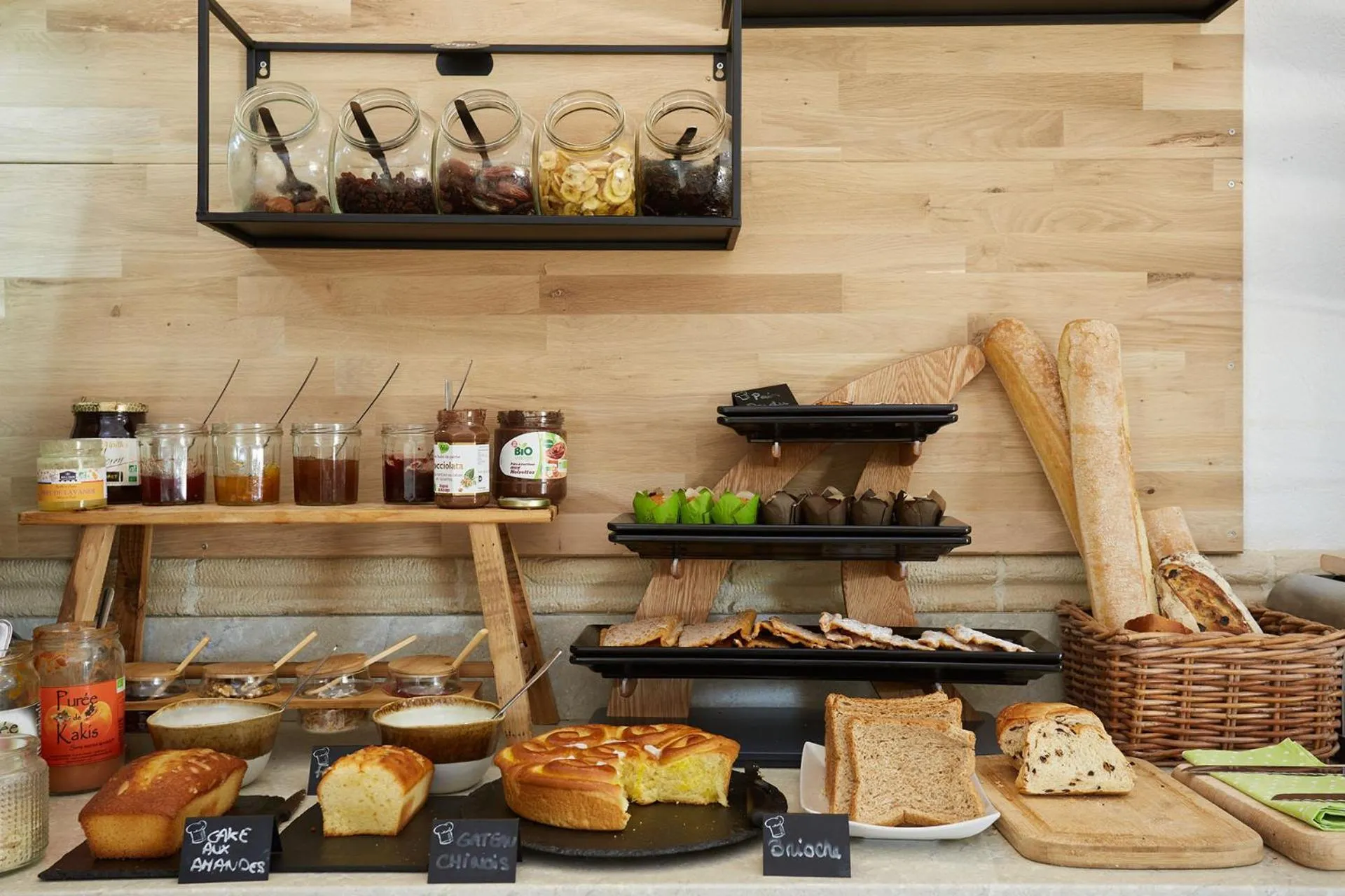 Buffet breakfast in Logis Hôtel Le Rodin