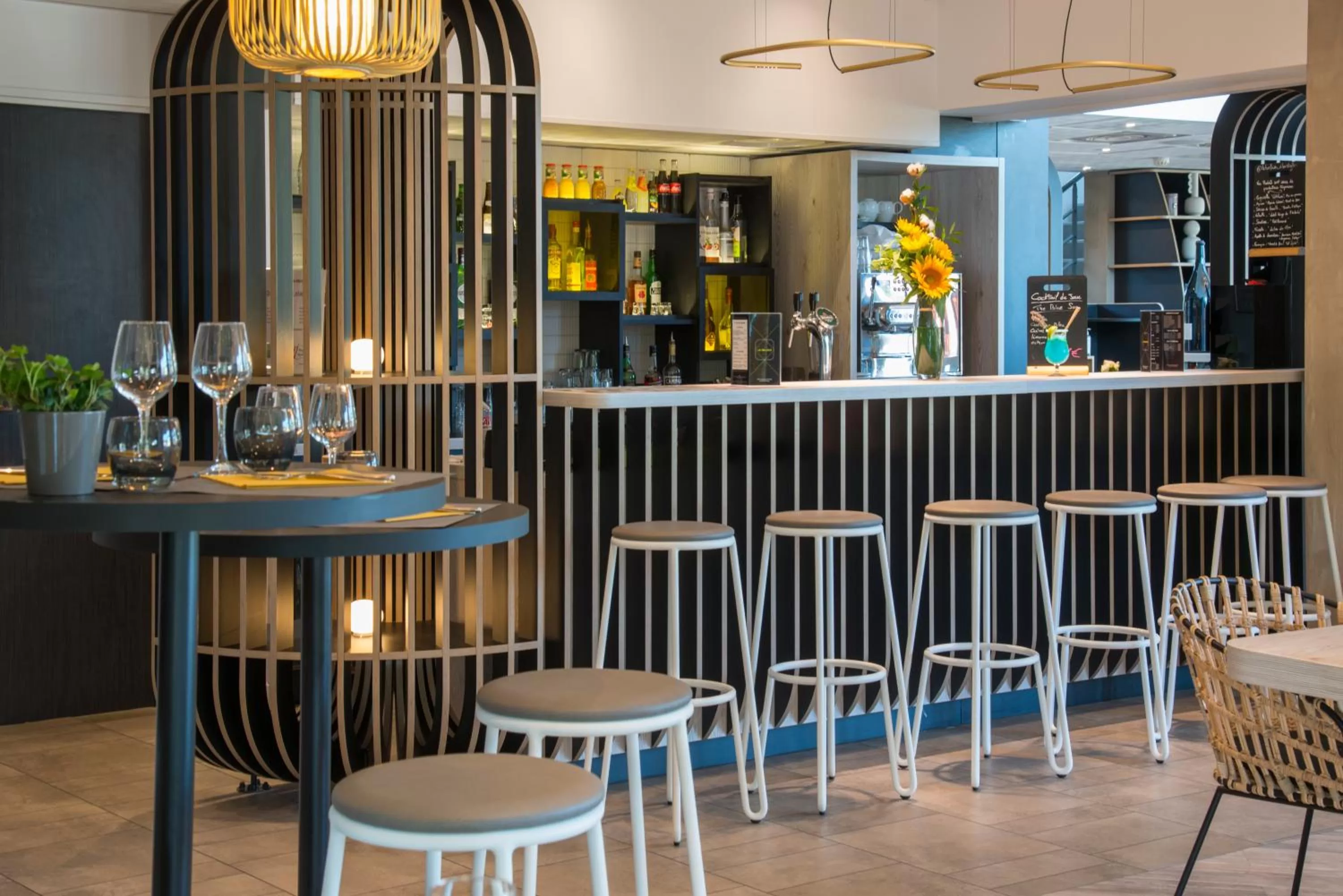 Lounge or bar in ibis Styles Pertuis Portes du Luberon