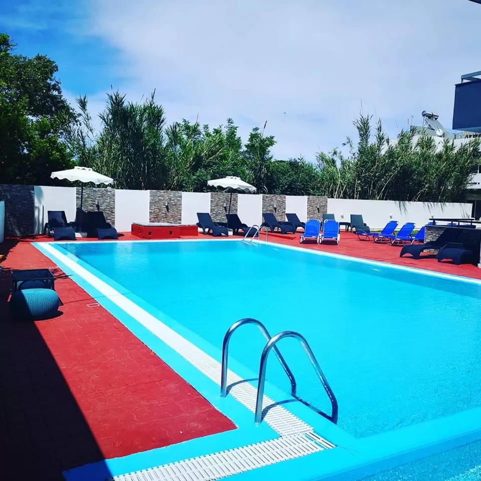 Swimming Pool in Platoni Elite