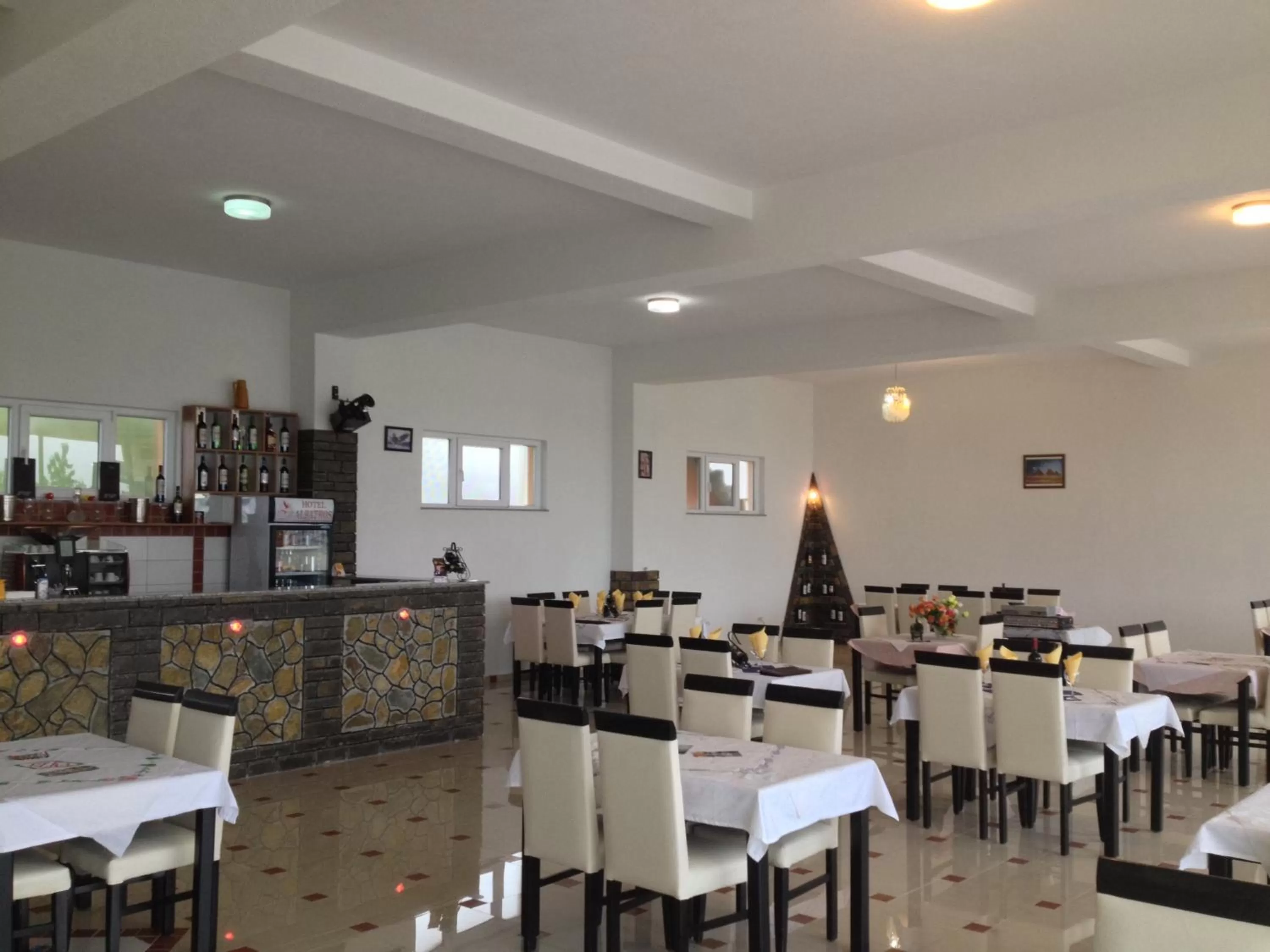 Restaurant/places to eat in Hotel Albatros