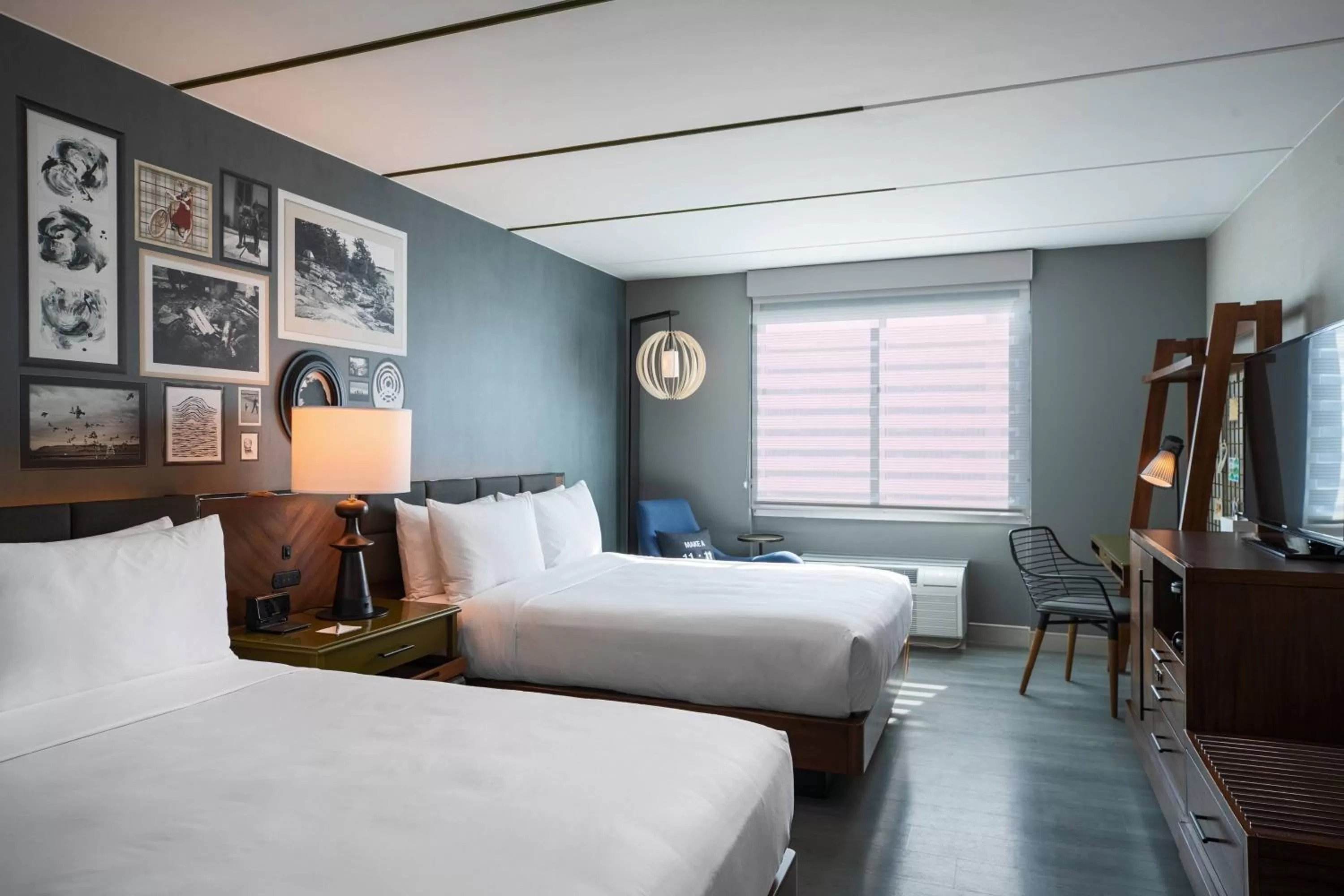 Photo of the whole room, Bed in Renaissance Minneapolis Bloomington Hotel