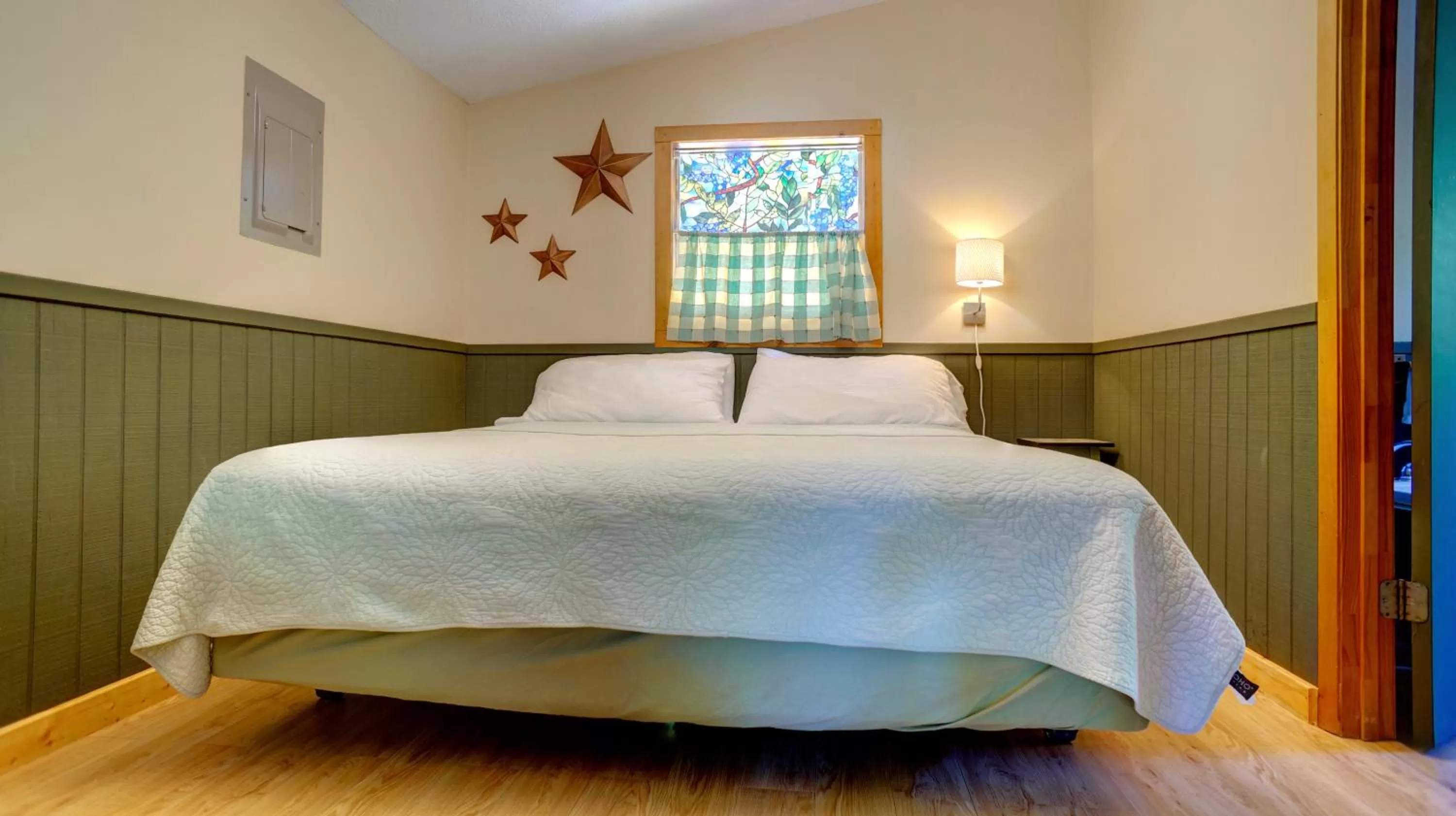 Bed in Paradise Hills, Winery Resort & Spa