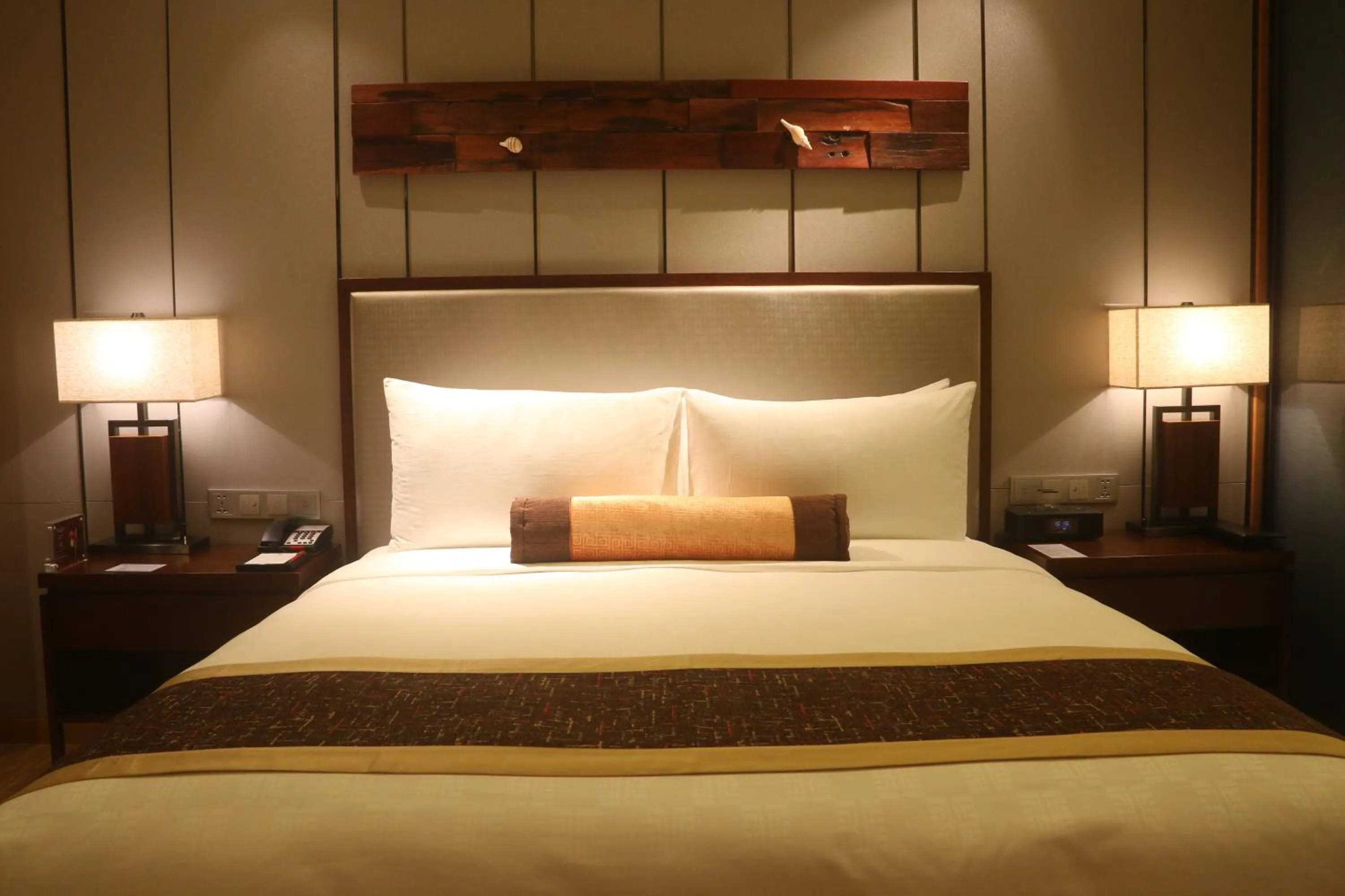 Photo of the whole room, Bed in HUALUXE Yangjiang City Center