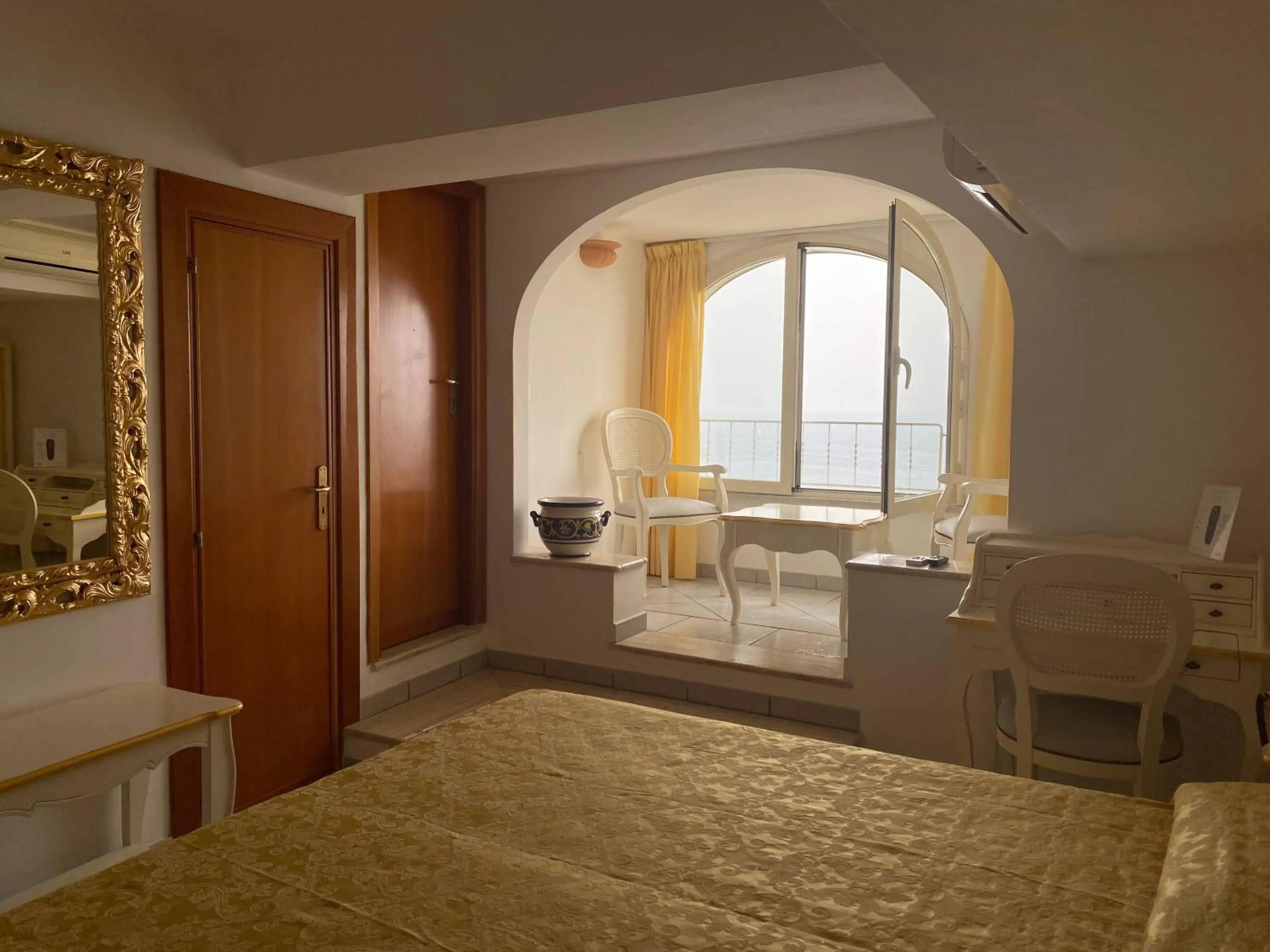 Photo of the whole room, Bed in Hotel La Perla