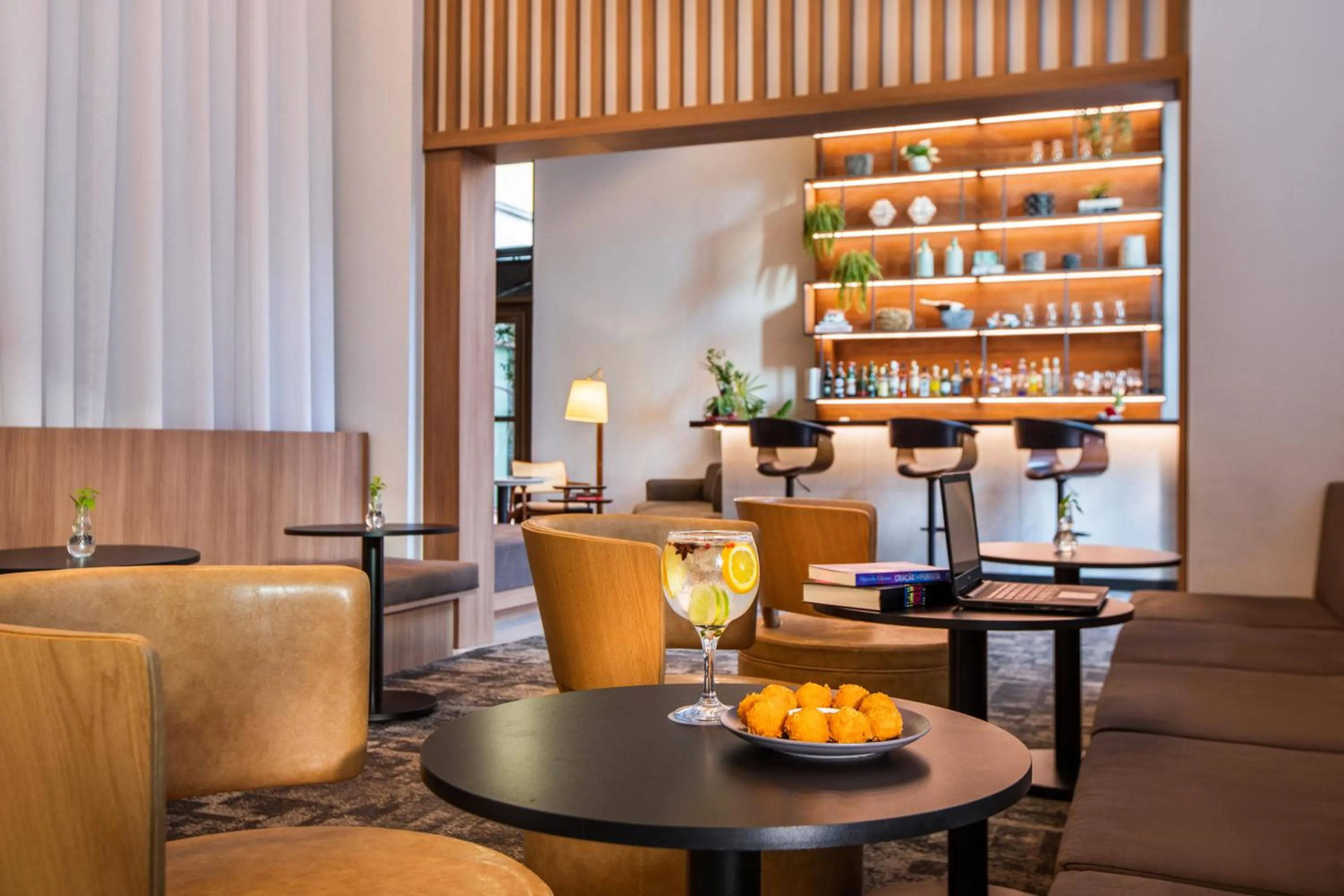 Lounge or bar in INNSiDE by Meliá São Paulo Iguatemi