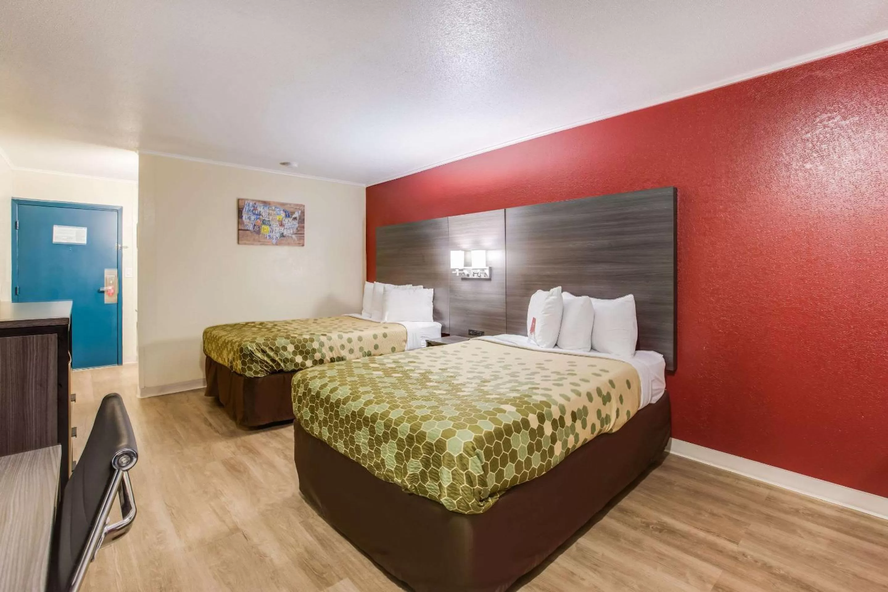 Photo of the whole room, Bed in Econo Lodge Garden City - Savannah