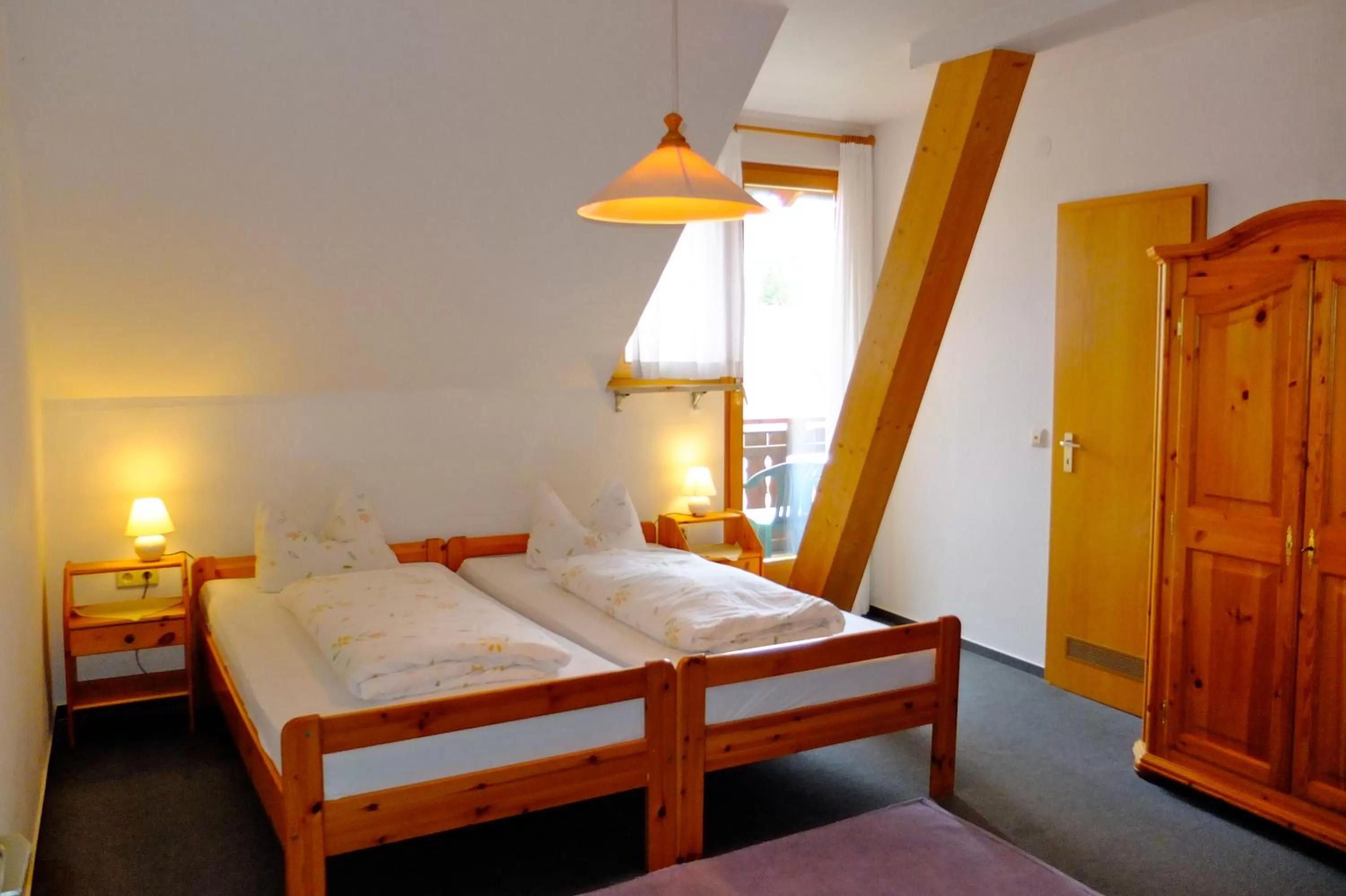 Property building, Bed in Hotel Löwen