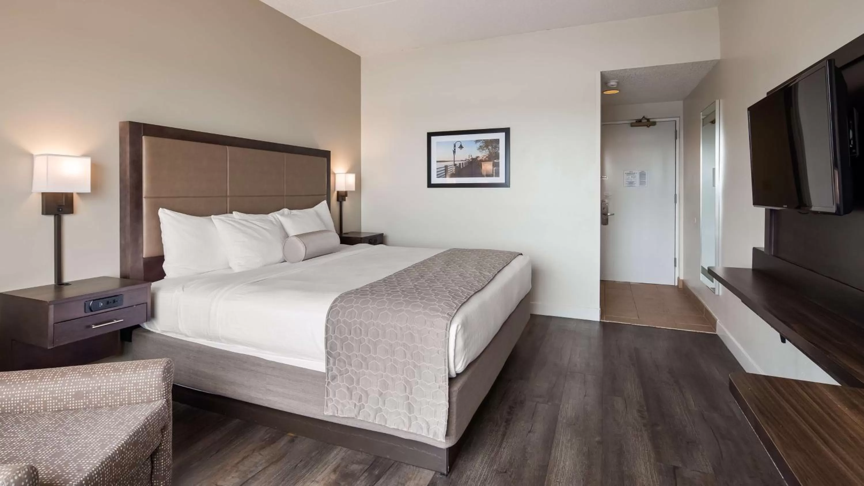 Bed in Best Western Plus Coastline Inn