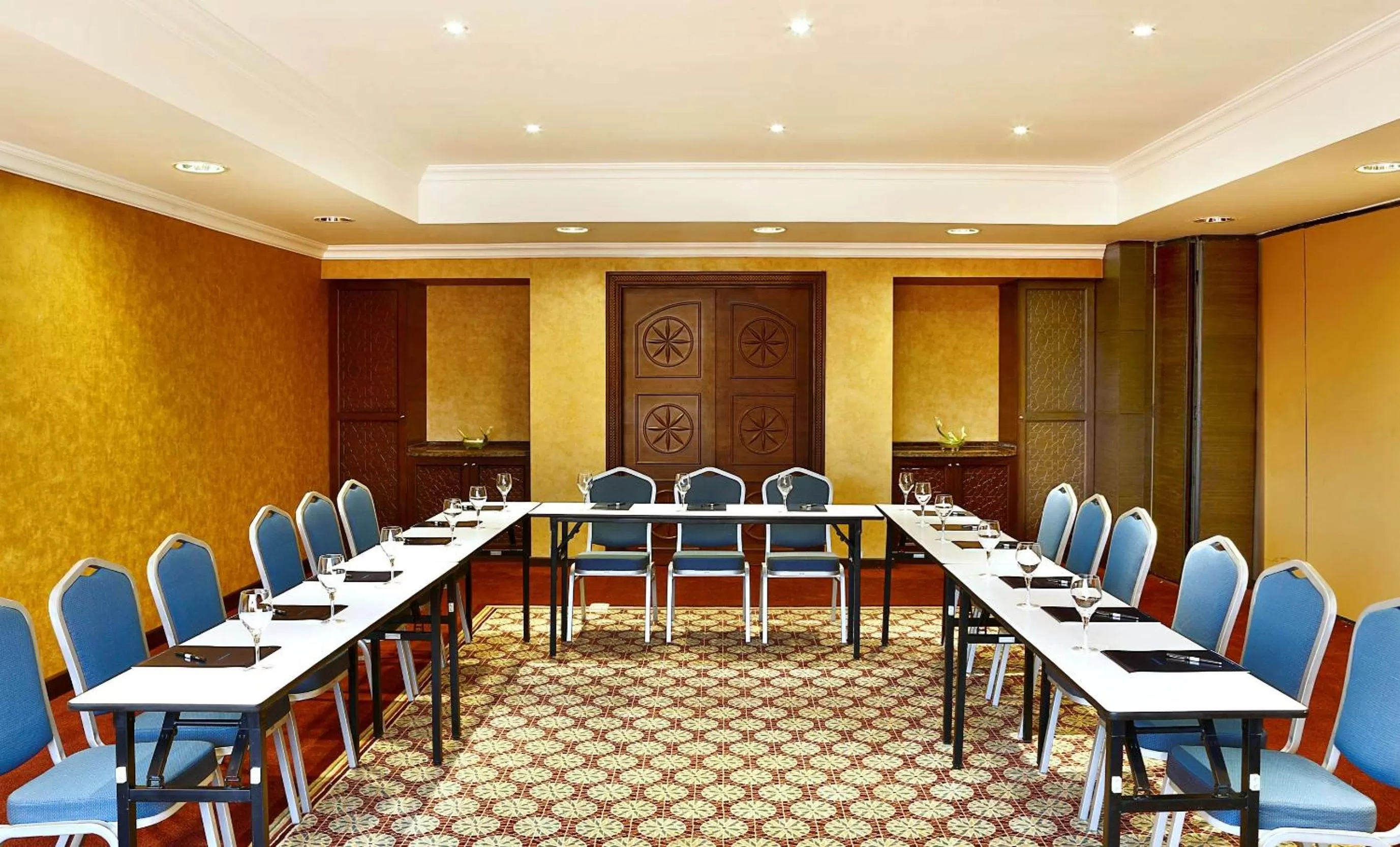 Meeting/conference room in Hilton Alexandria King's Ranch Hotel