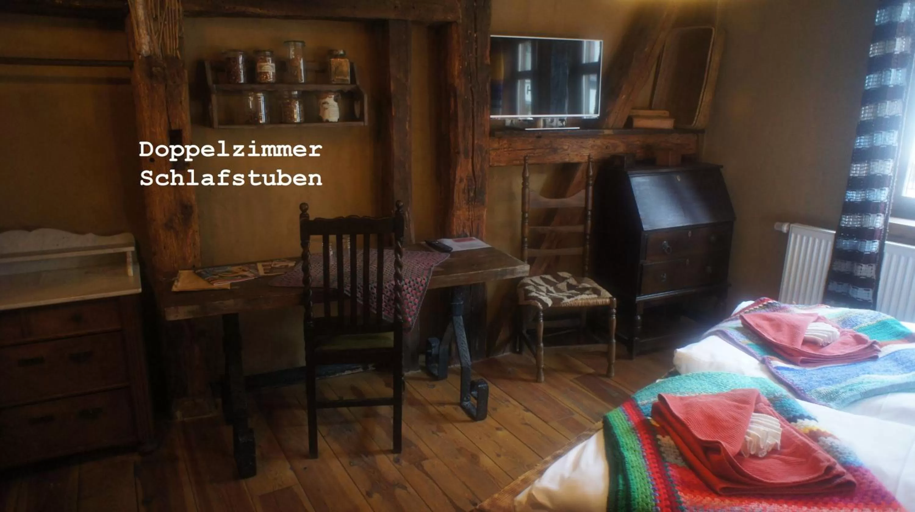 Photo of the whole room, Bed in Exempel Schlafstuben und Quartier Langer Hals