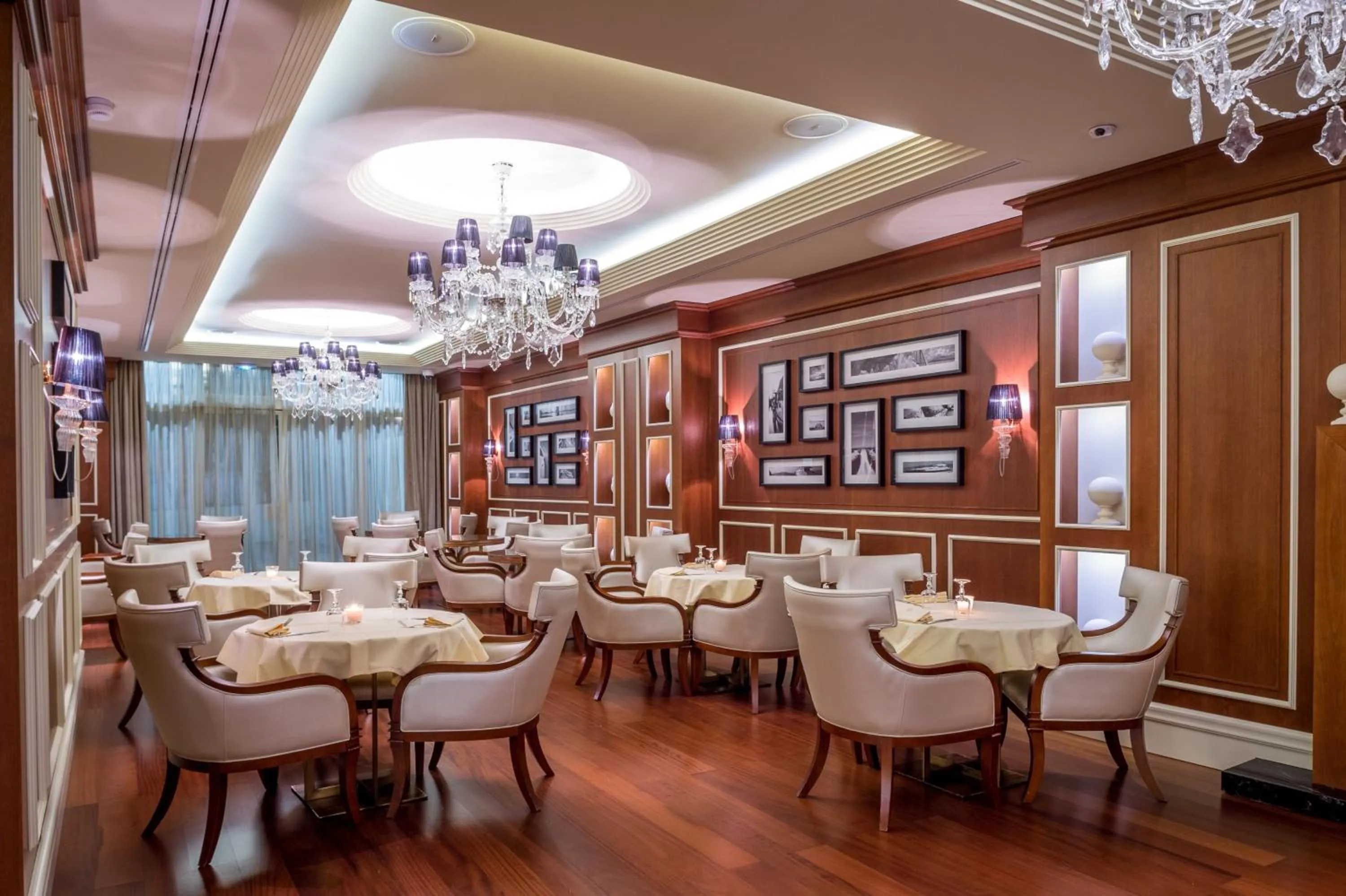 Restaurant/places to eat in Hotel Century