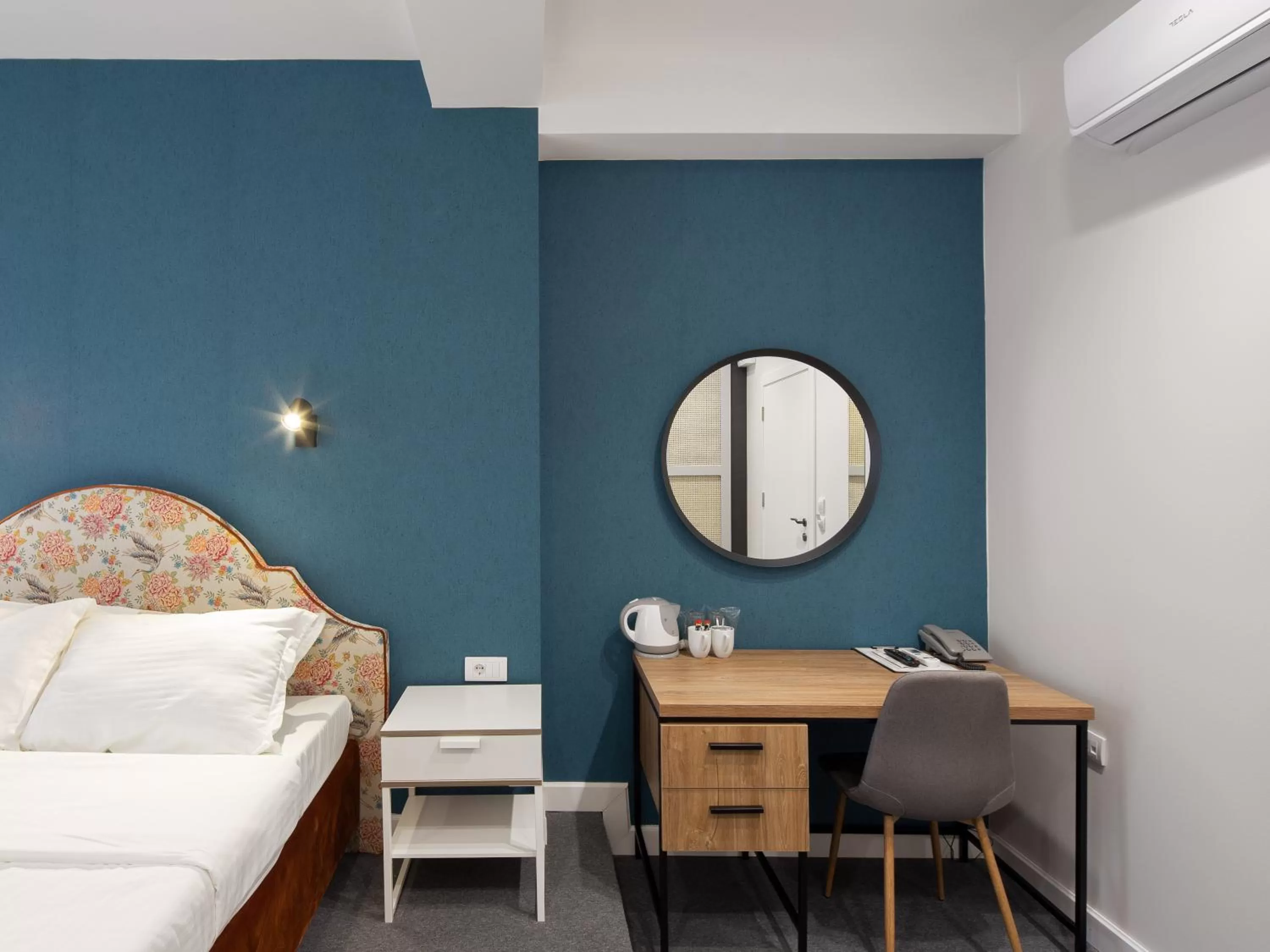 Coffee/tea facilities, Bed in Hotel Bohemian Garni - Skadarlija