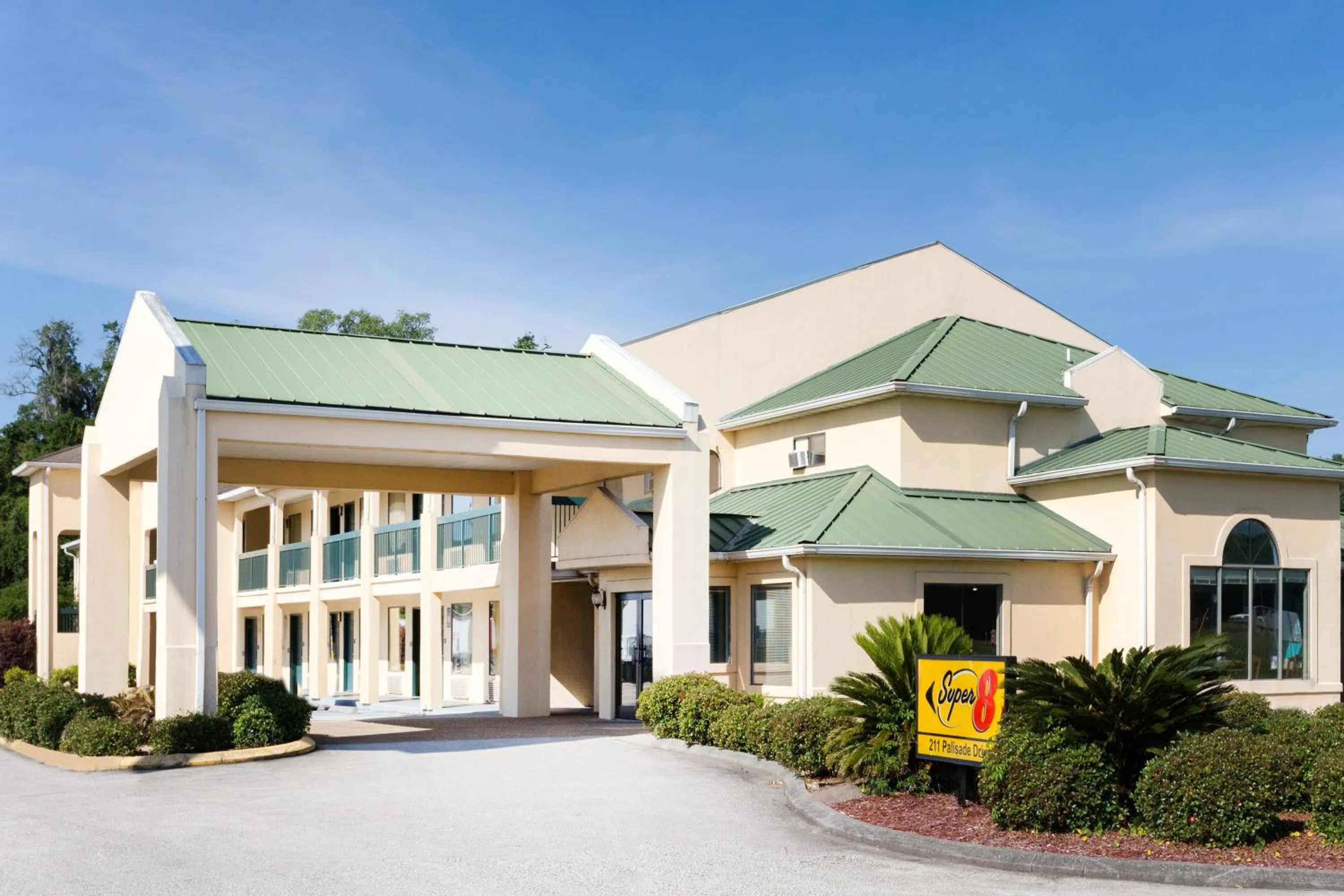 Facade/entrance in Super 8 by Wyndham Brunswick South I-95