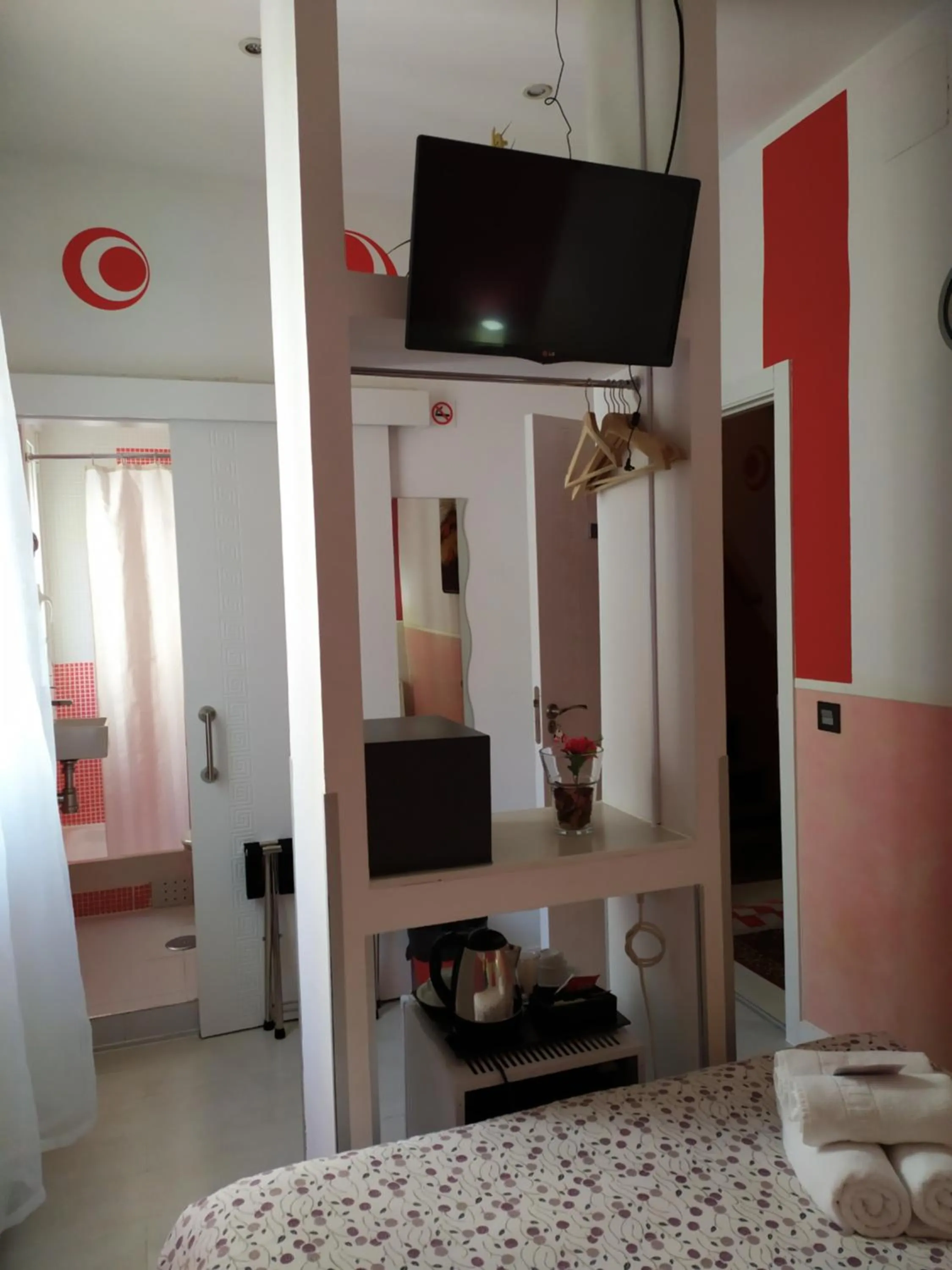 TV and multimedia, Bed in Hostal Inn Madrid