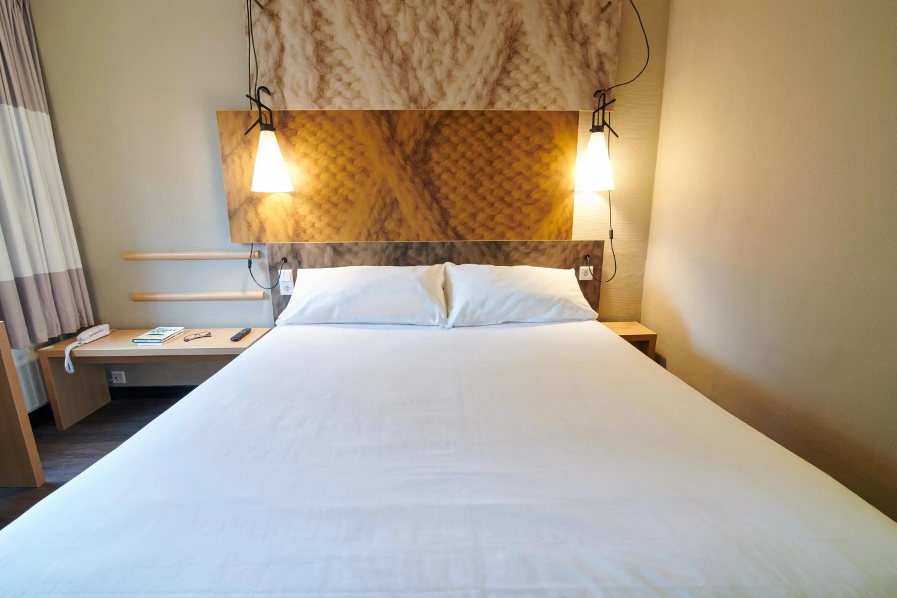 Photo of the whole room, Bed in ibis Tilburg