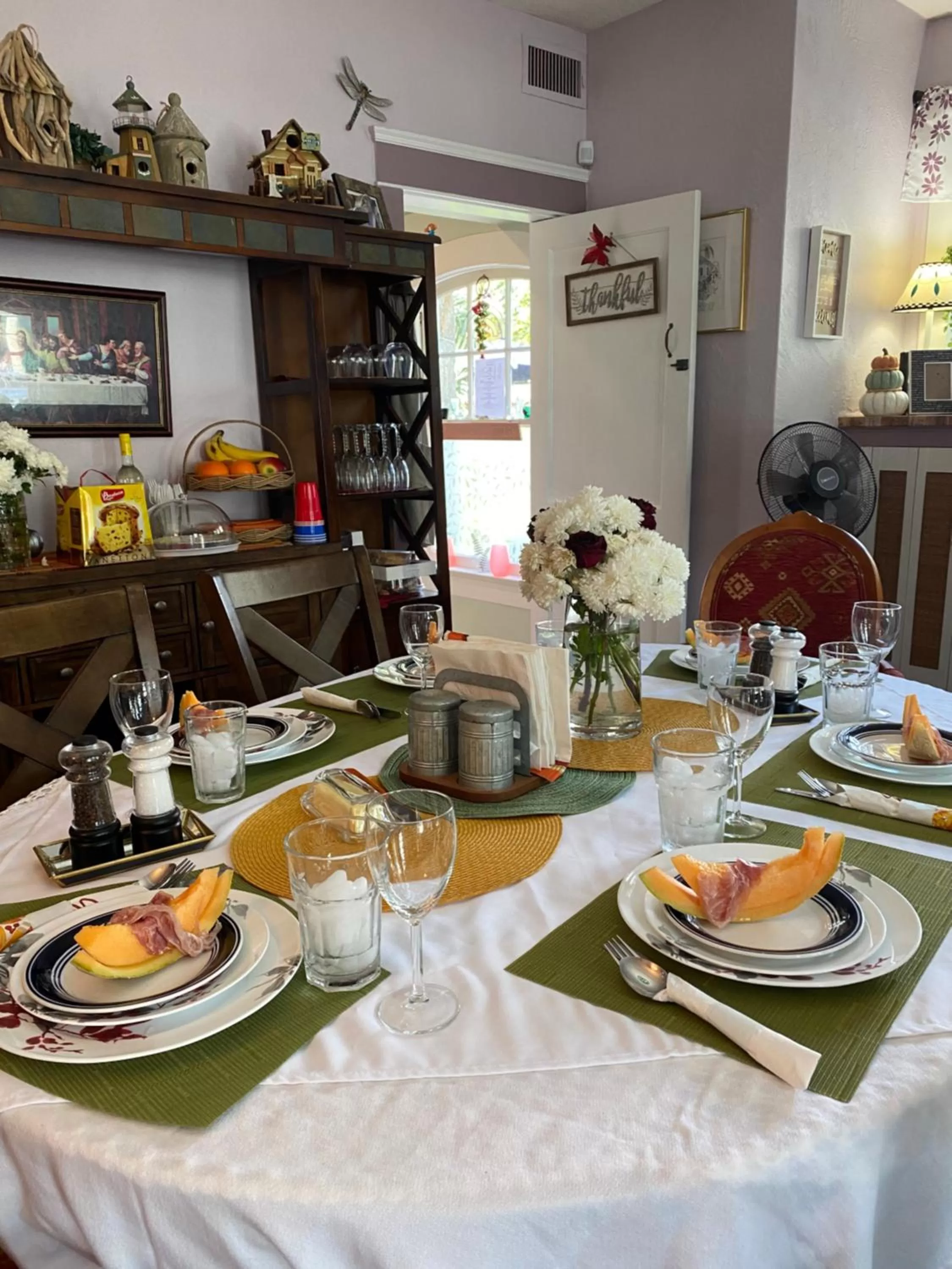 Restaurant/Places to Eat in Ms. Maggie's South Country Inn