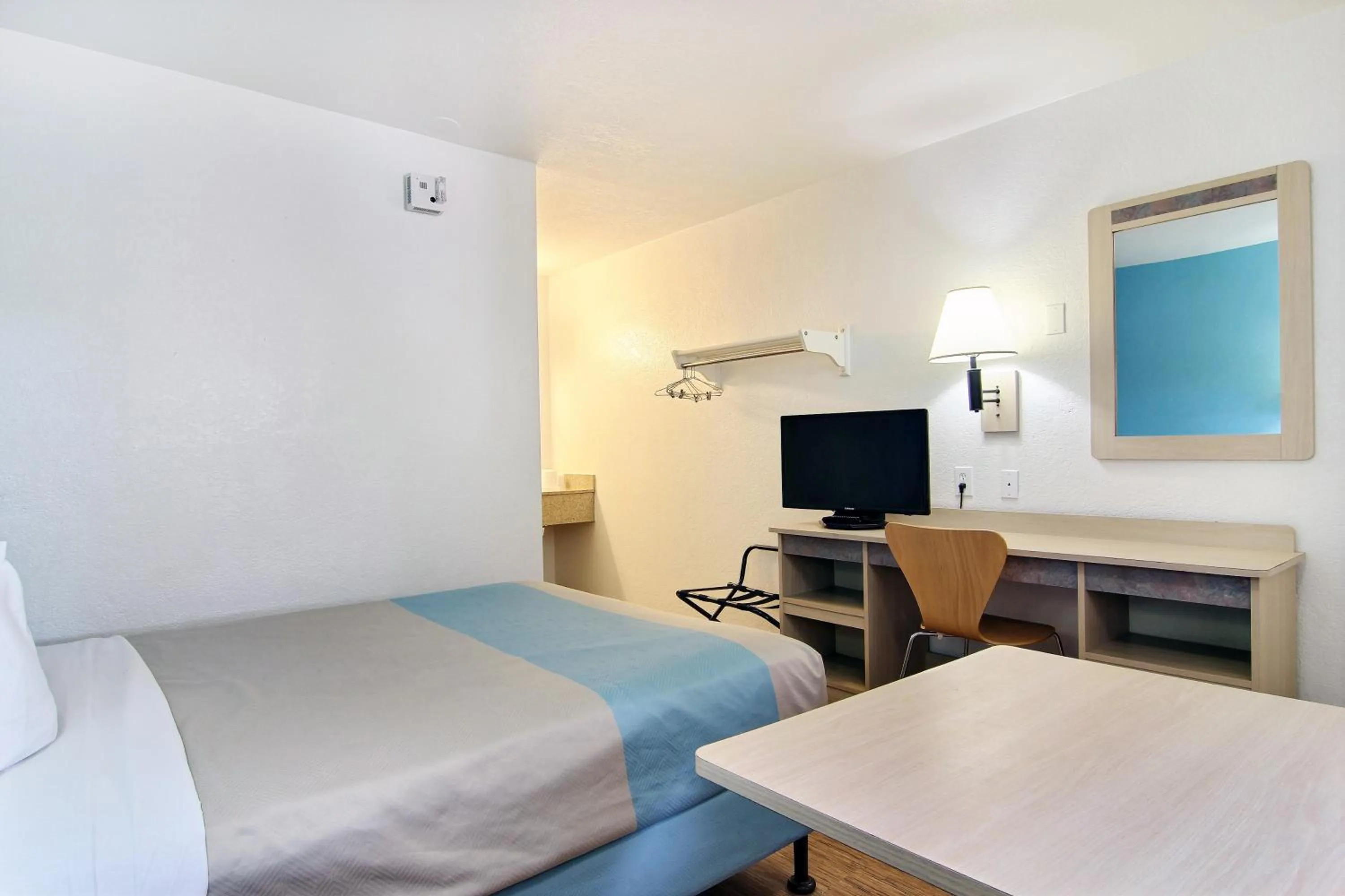 TV and multimedia, Bed in Motel 6-Lubbock, TX