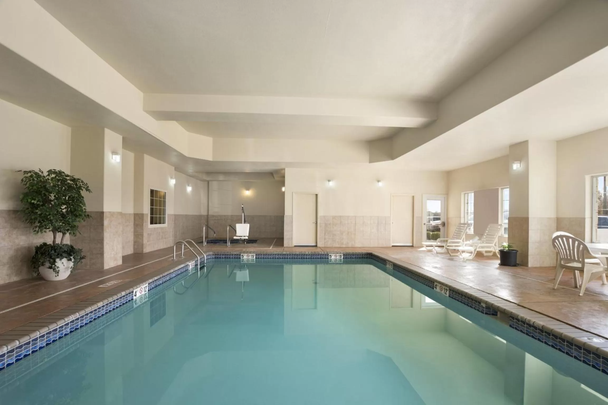 Swimming pool in Country Inn & Suites by Radisson, Oklahoma City - Quail Springs, OK