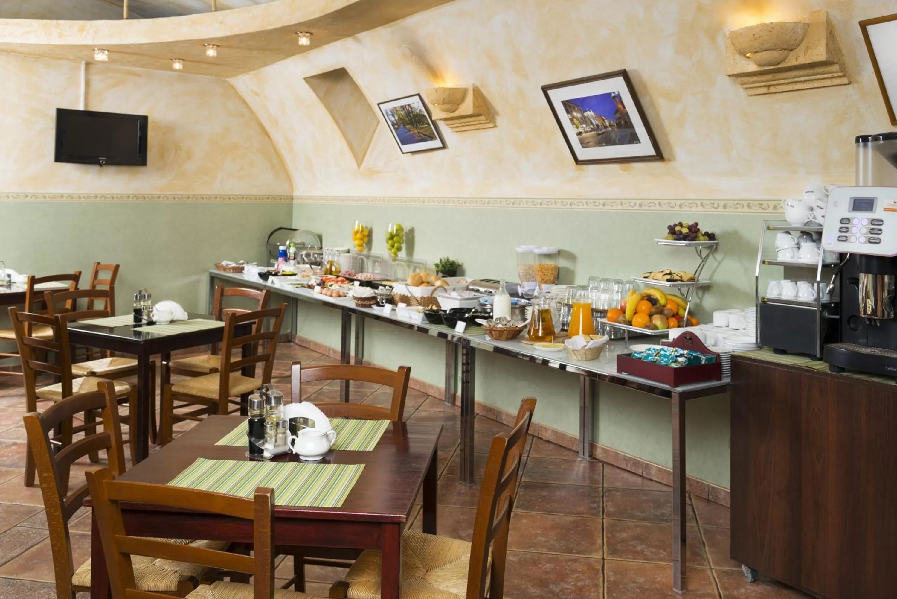 Restaurant/places to eat in Hotel Regent