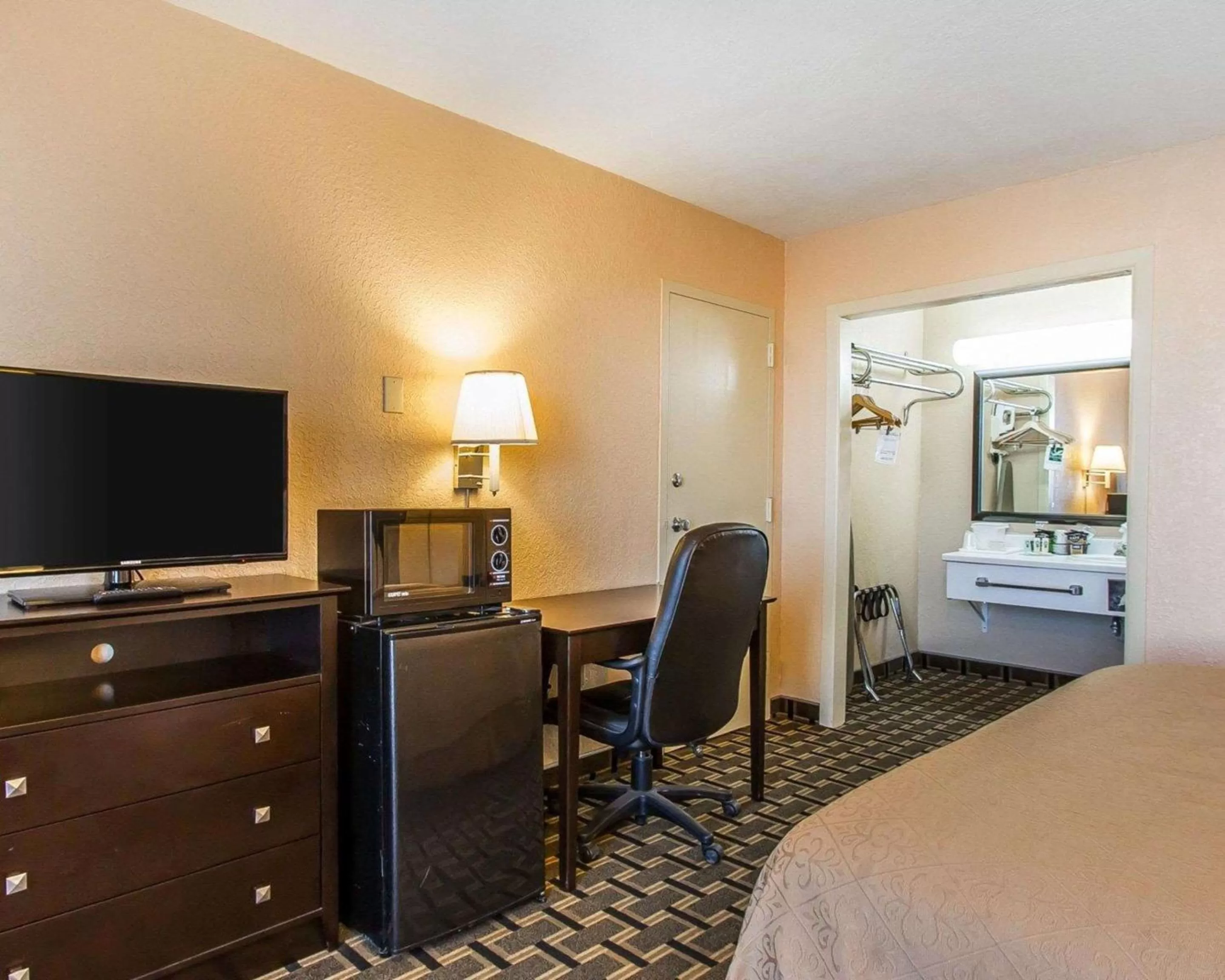 Photo of the whole room in Quality Inn Ada near University