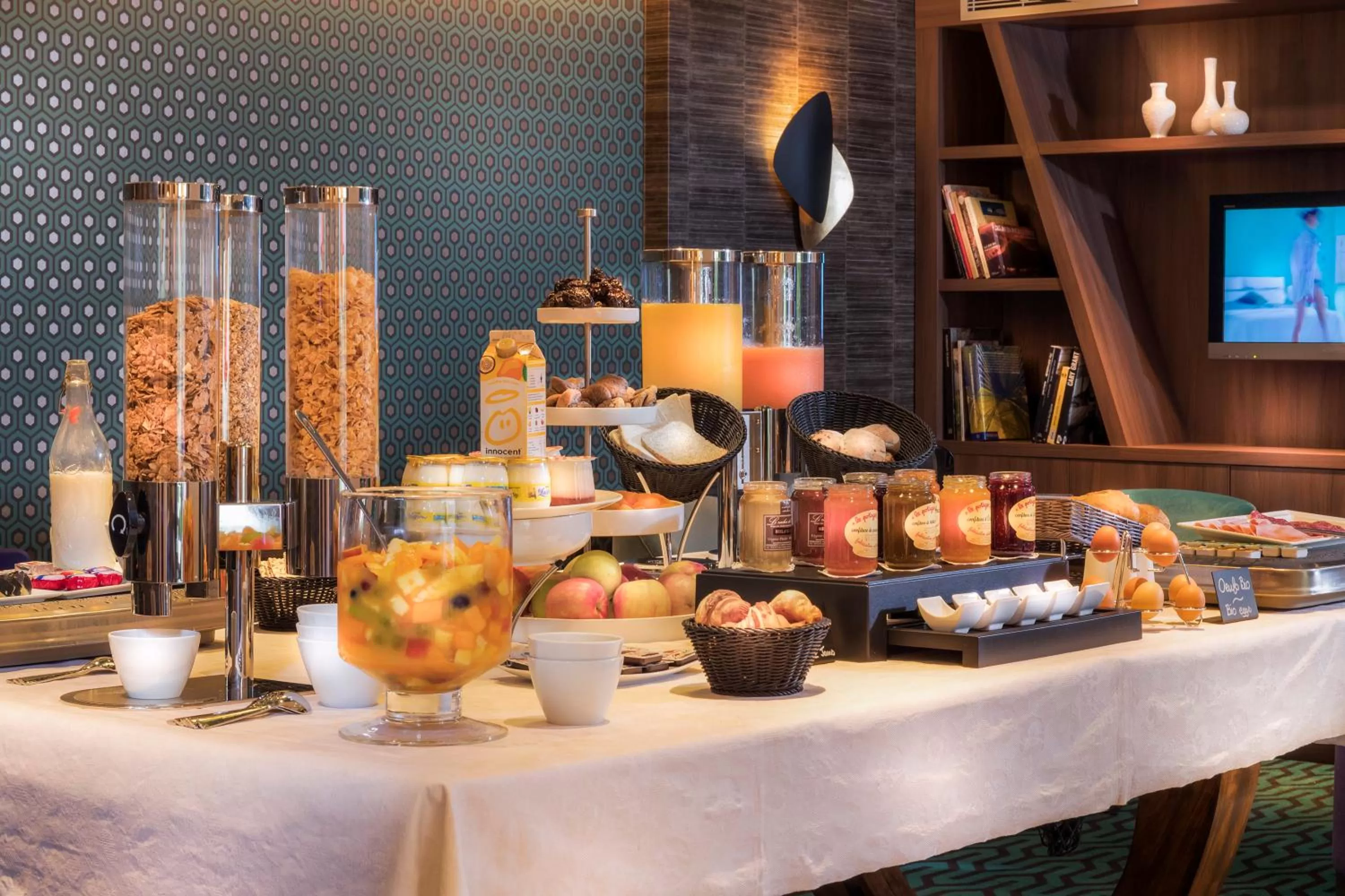 Buffet breakfast in Hotel Acanthe - Boulogne Billancourt
