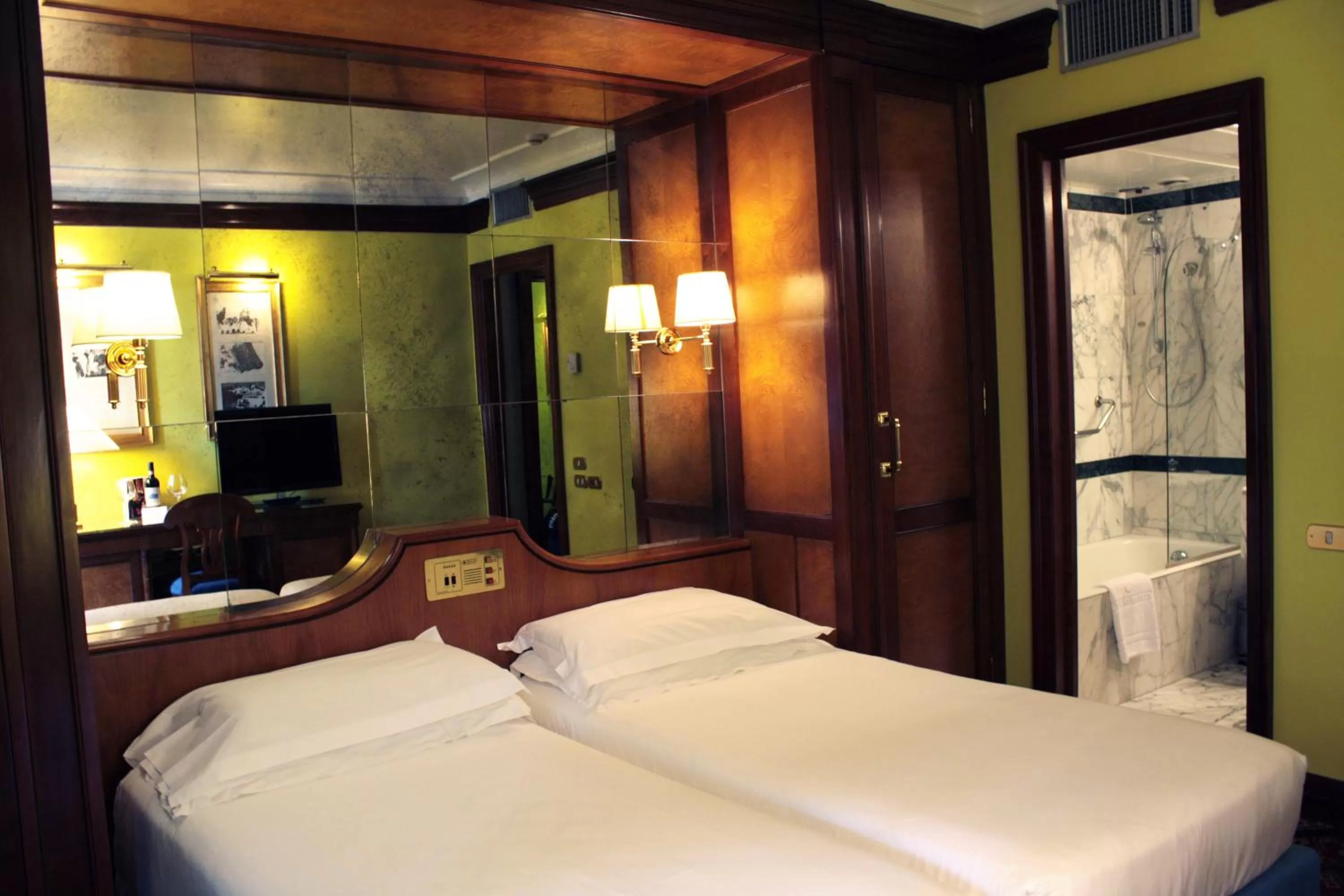 Toilet, Bed in Hotel Albani Firenze