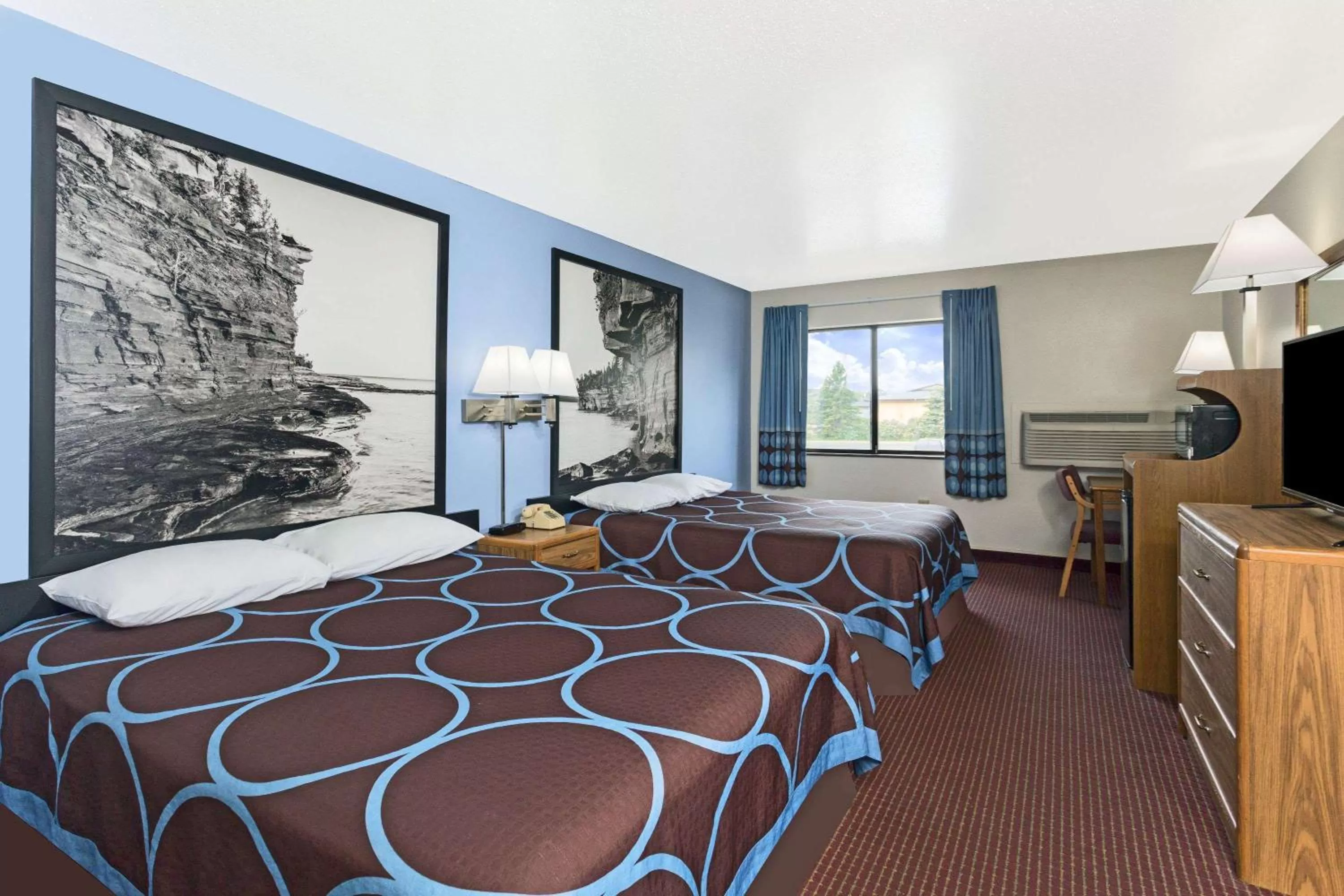 Photo of the whole room, Bed in Super 8 by Wyndham Wisconsin Dells