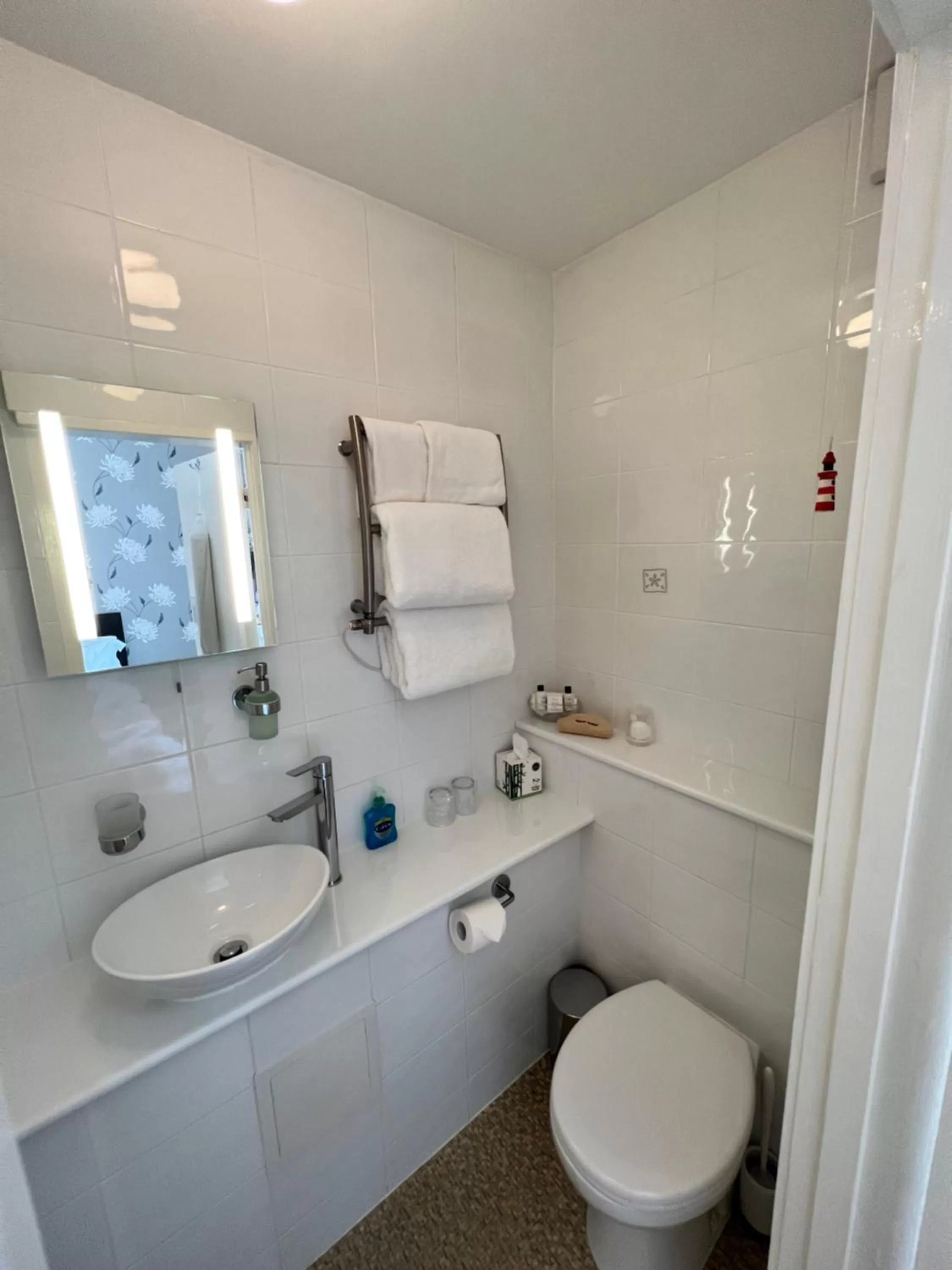 Property building, Bathroom in Birkdale Guest House