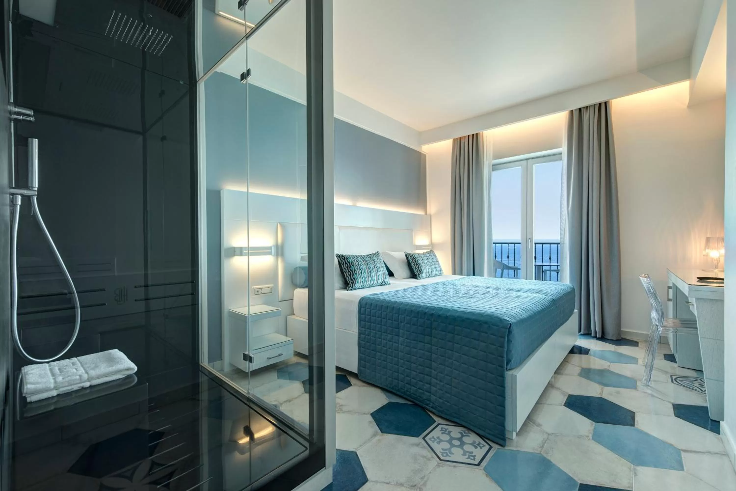 Photo of the whole room, Bed in Lloyd's Baia Hotel