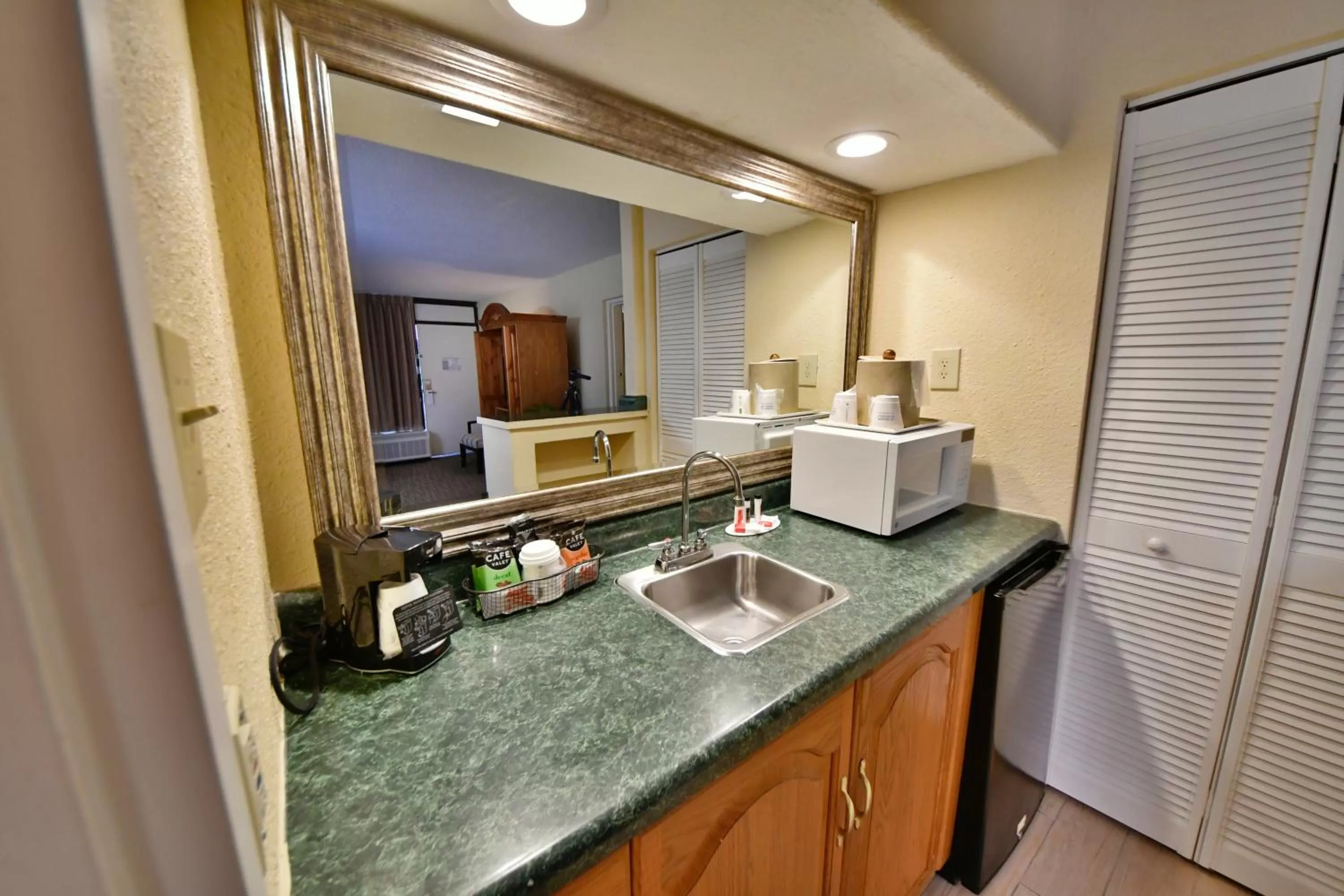 Kitchen or kitchenette in Ramada by Wyndham Jacksonville Hotel & Conference Center