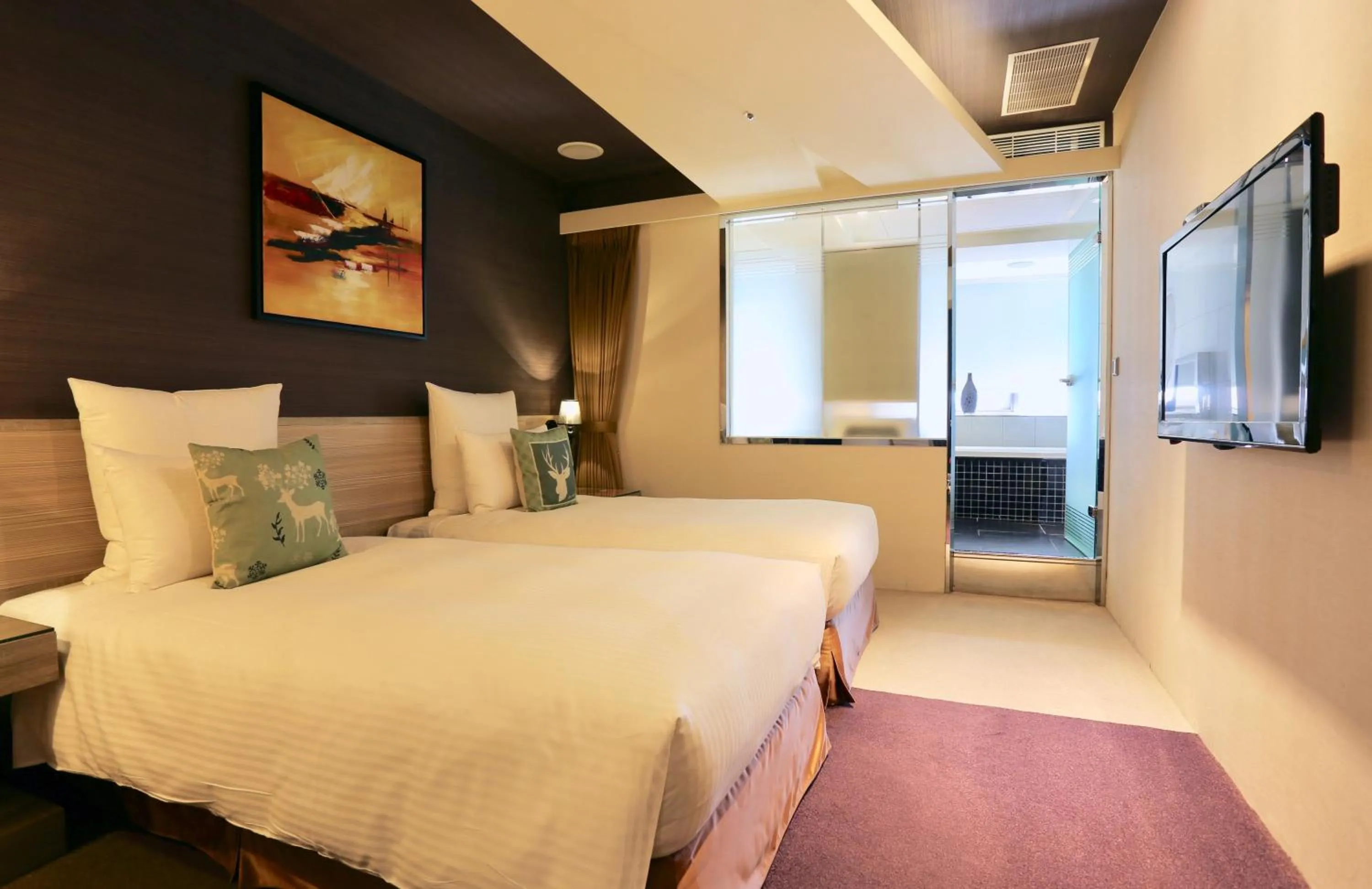 Photo of the whole room, Bed in V-one Vogue Hotel