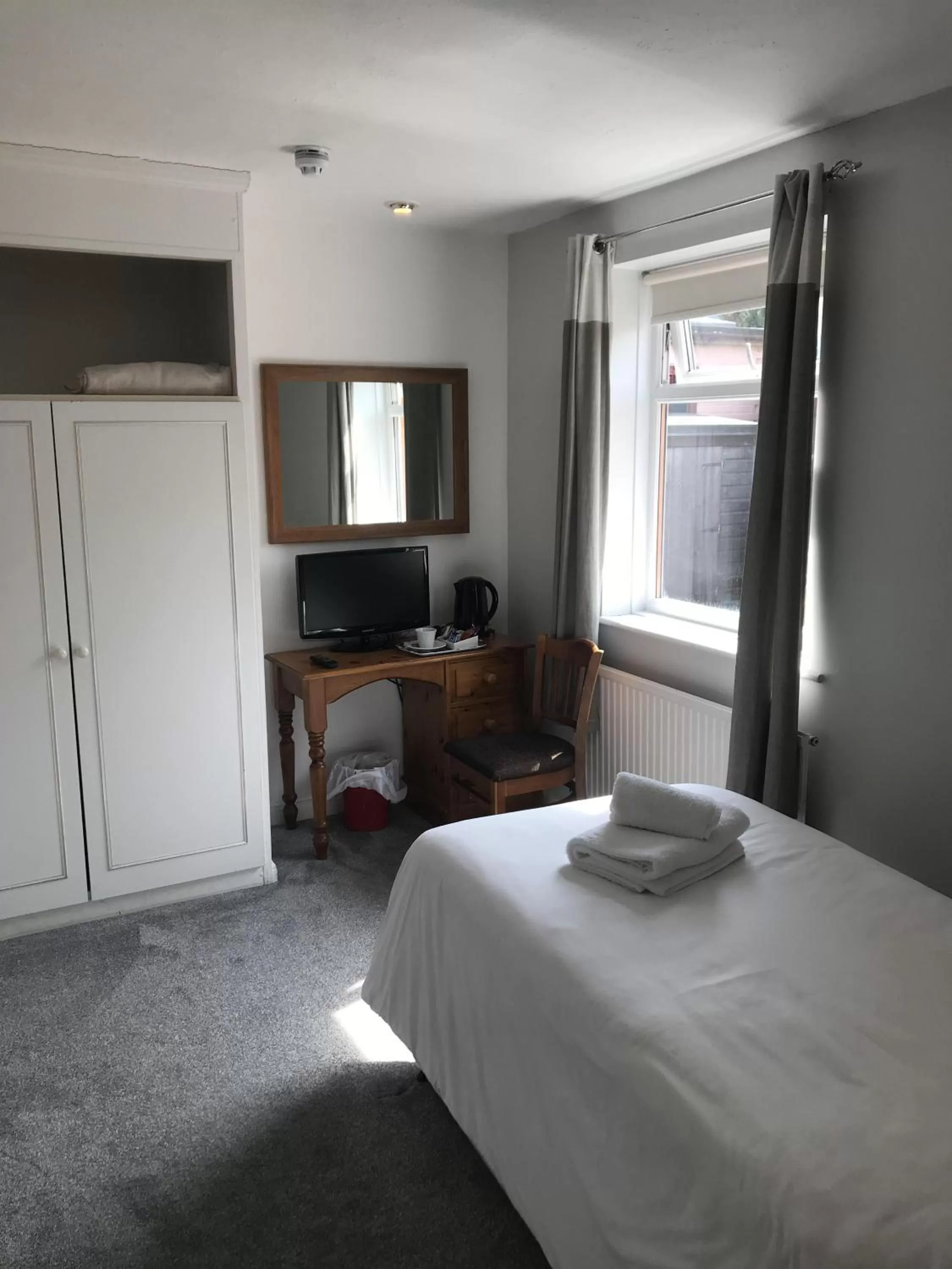 Bedroom, Bed in The Wheatsheaf Inn