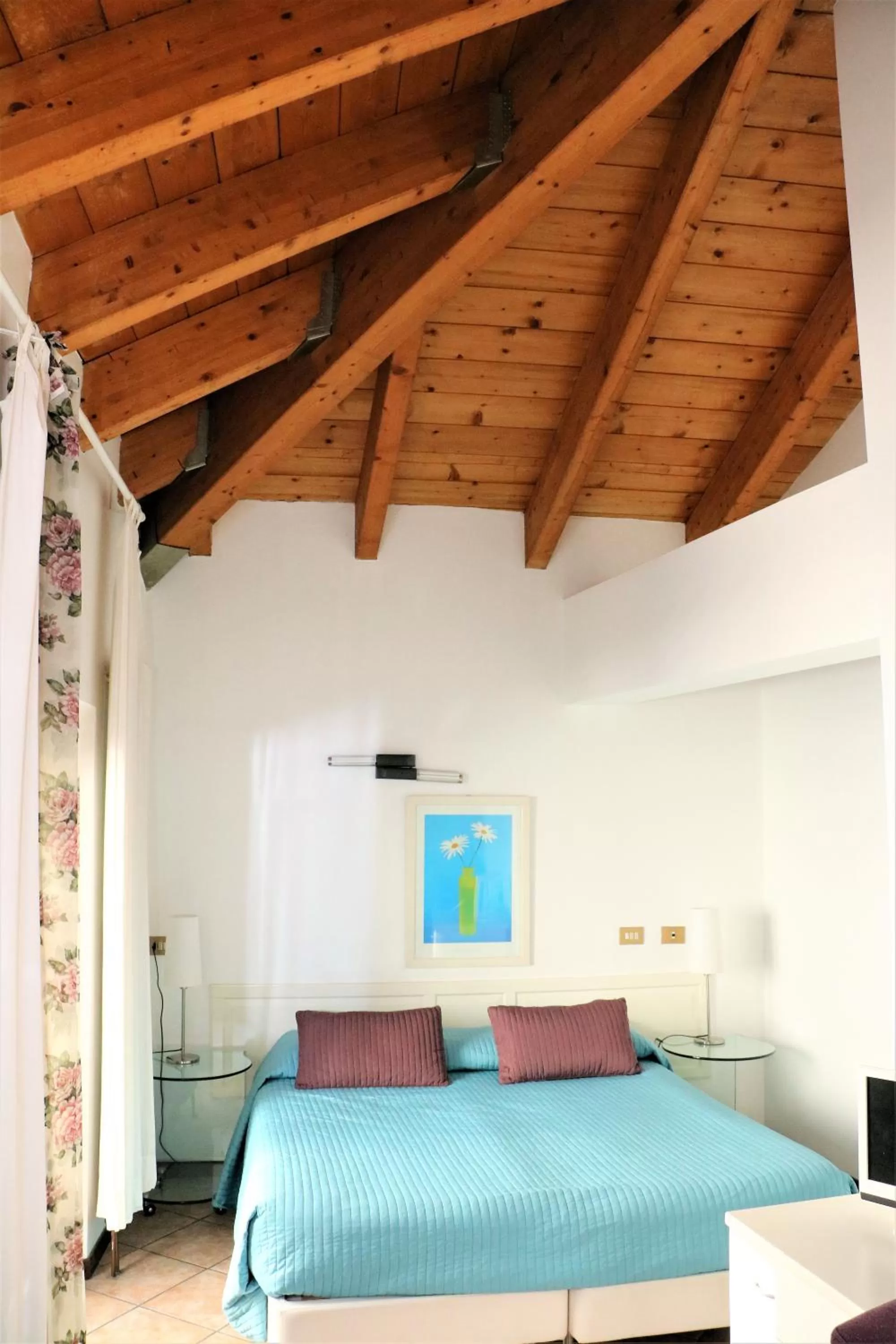 Photo of the whole room, Bed in Residence Diaz