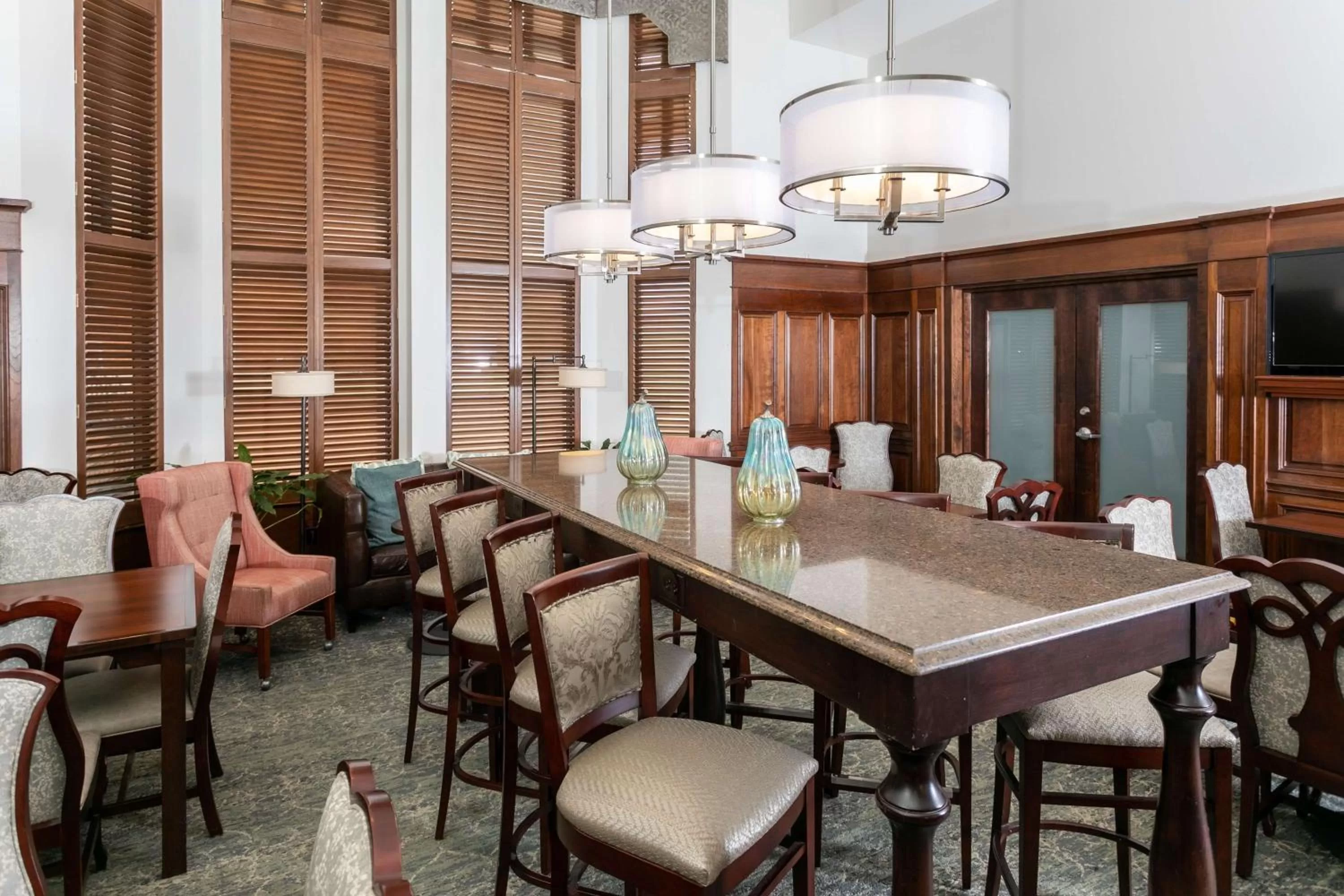 Communal lounge/ TV room in Hampton Inn & Suites Nashville-Green Hills