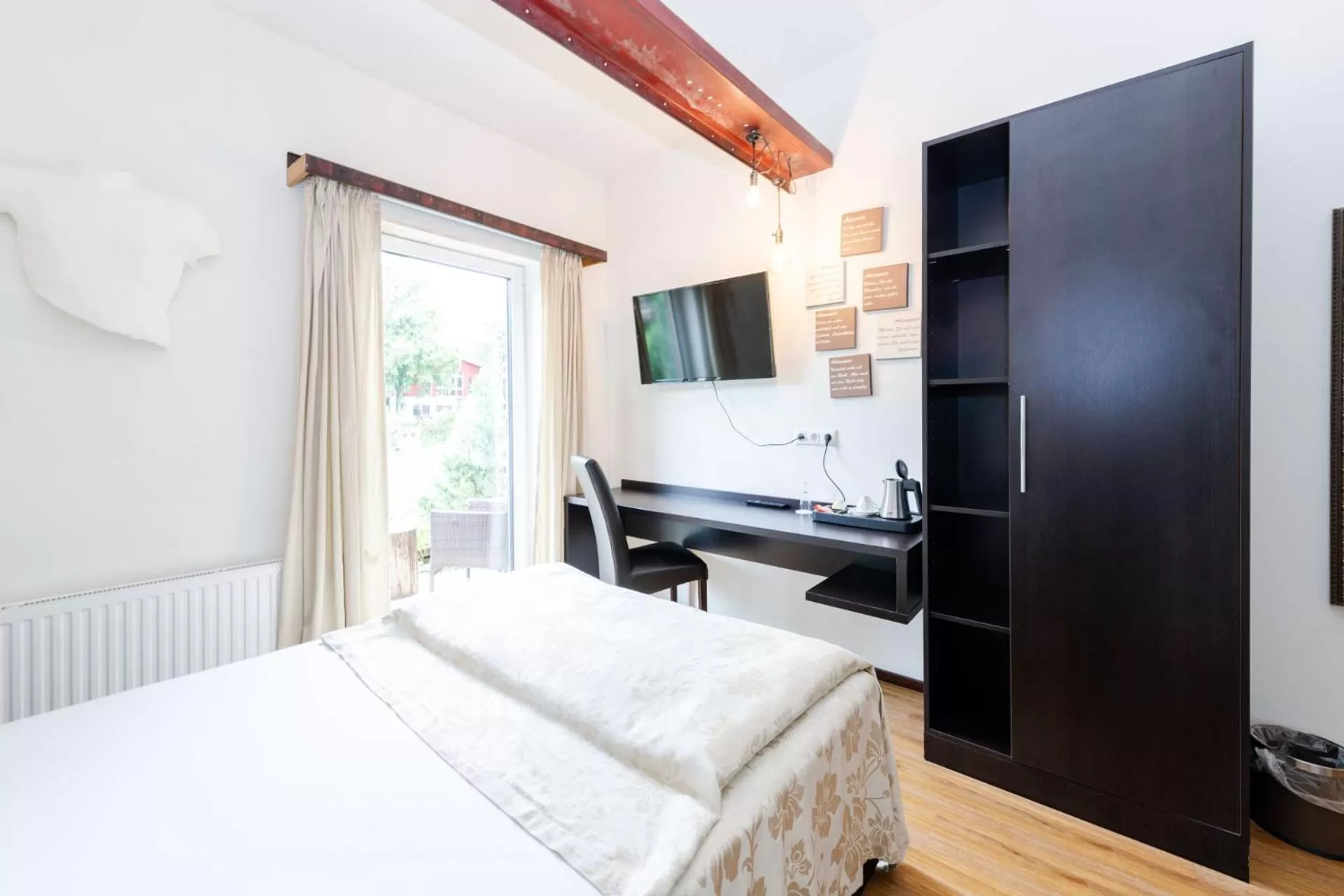 Photo of the whole room, Bed in S'Matt Bob