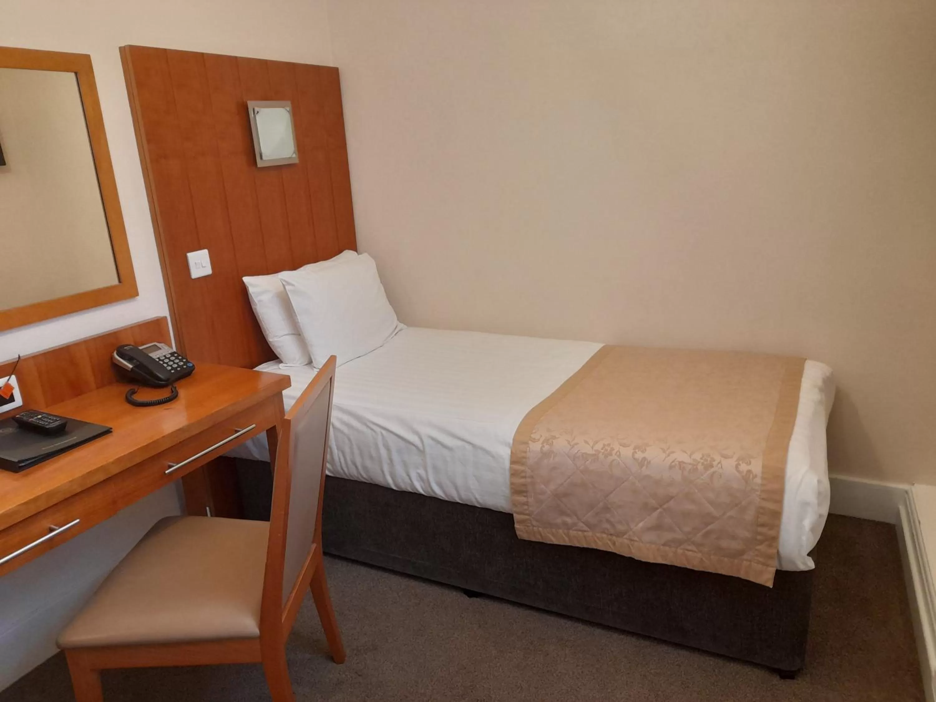 Photo of the whole room, Bed in Lismoyne Hotel