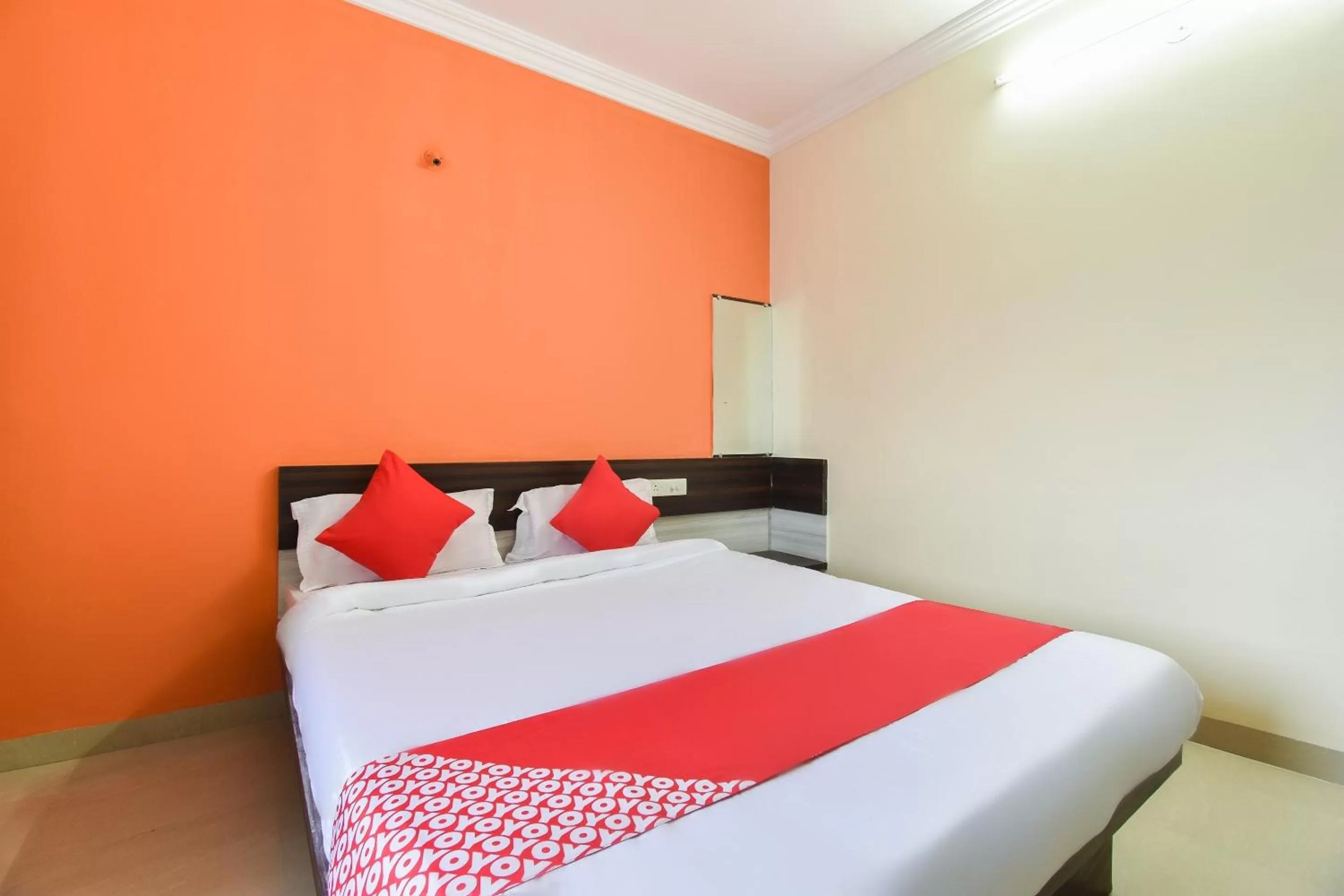Bedroom, Bed in OYO Flagship 43302 Hotel Sargam