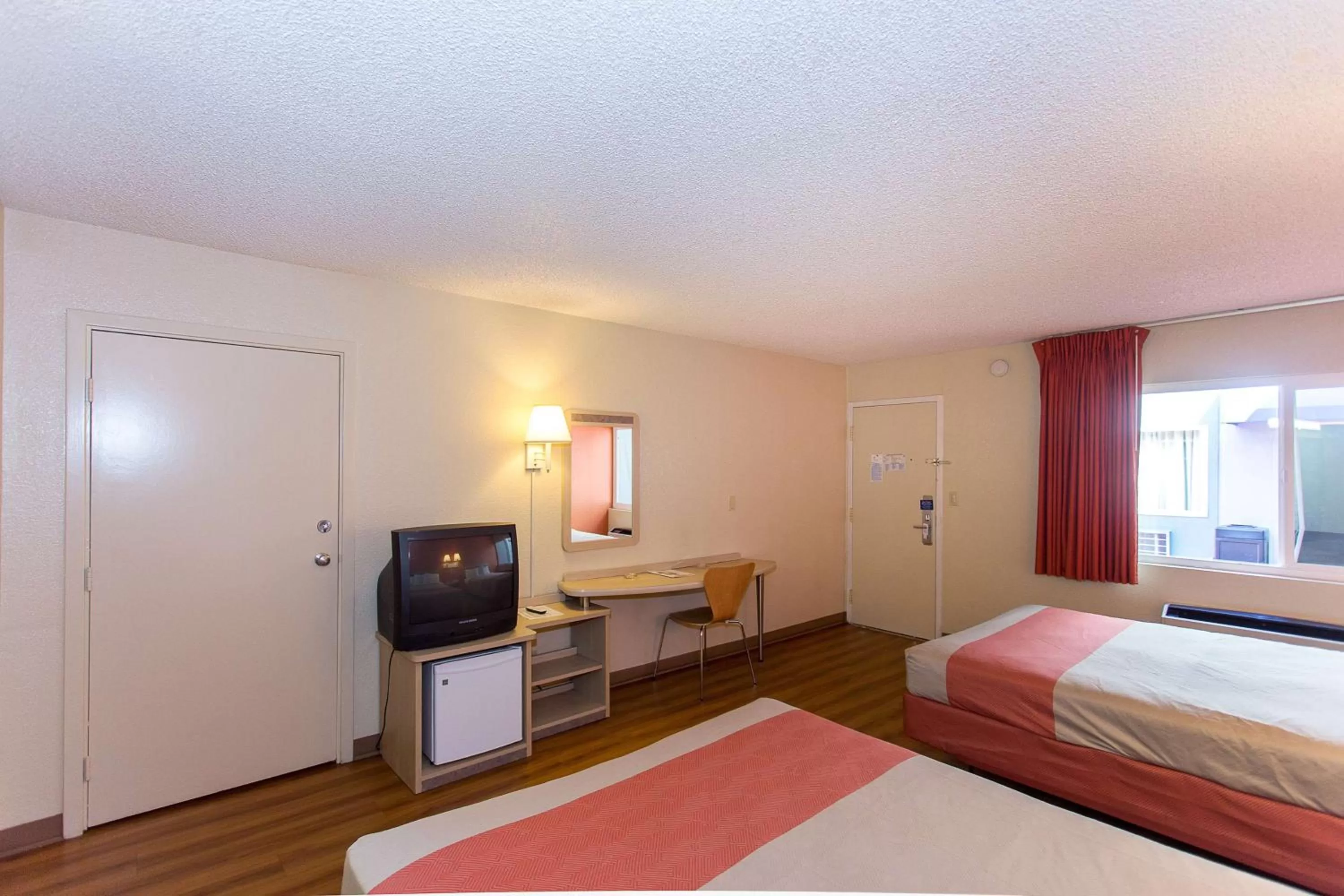 TV and multimedia, Bed in Motel 6 San Francisco Downtown