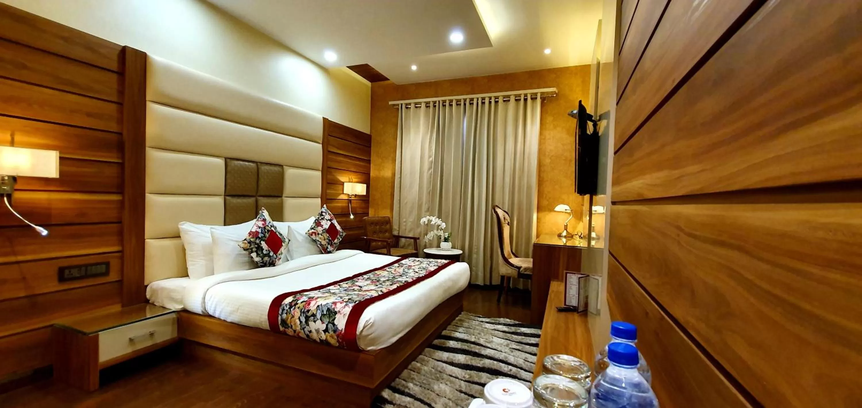 Bed in Hotel Makhan Residency